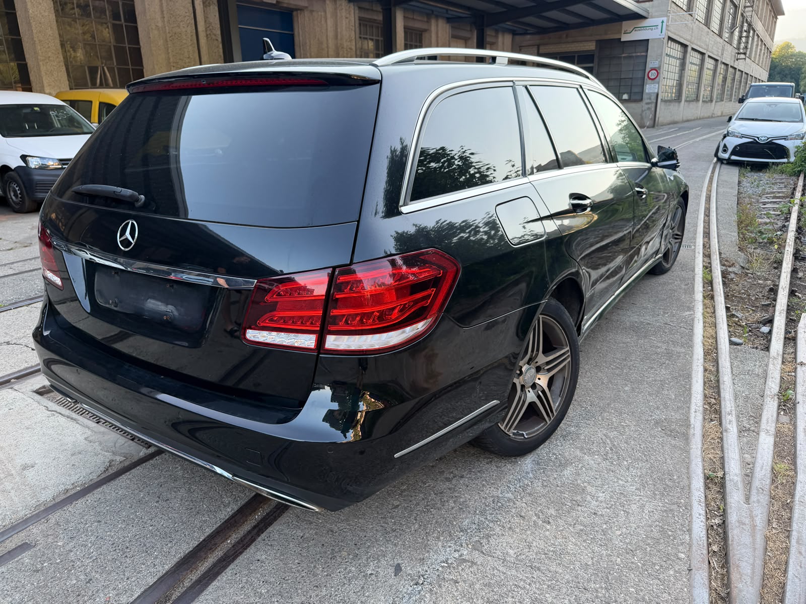 MERCEDES-BENZ E 200 BlueTEC Avantgarde 7G-Tronic-image-2