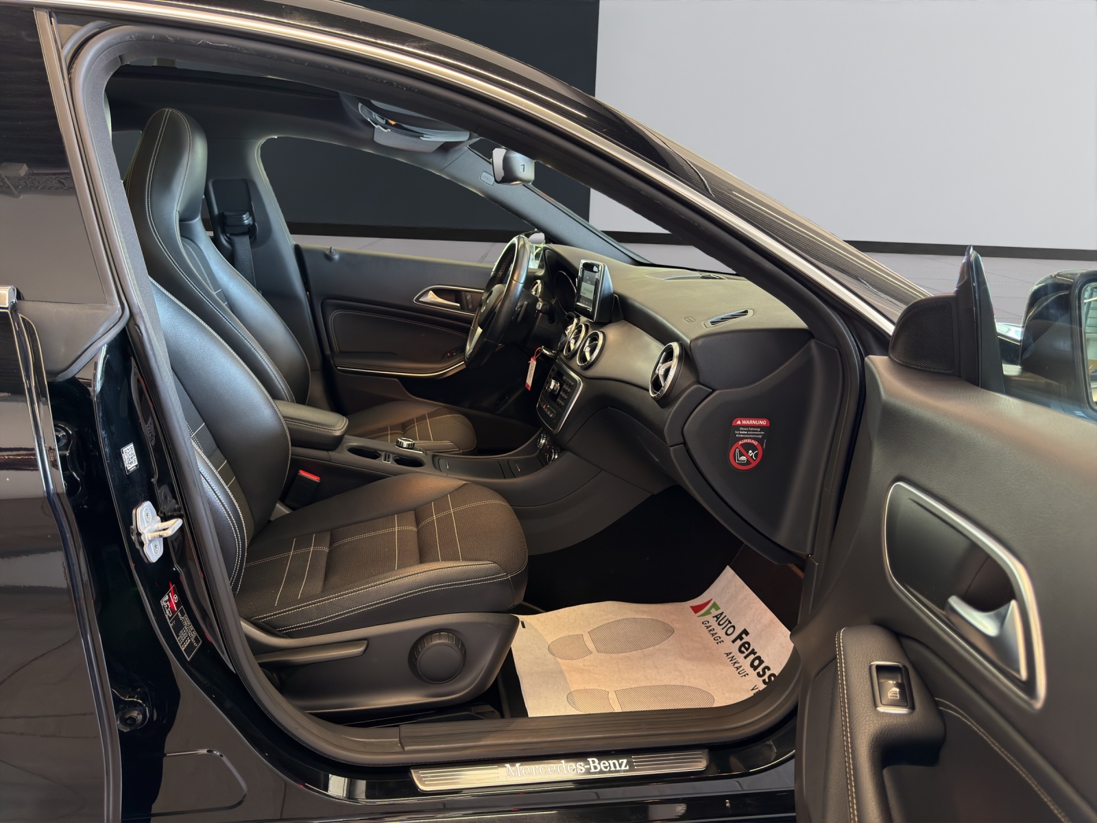 MERCEDES-BENZ CLA 200 7G-DCT-image-18