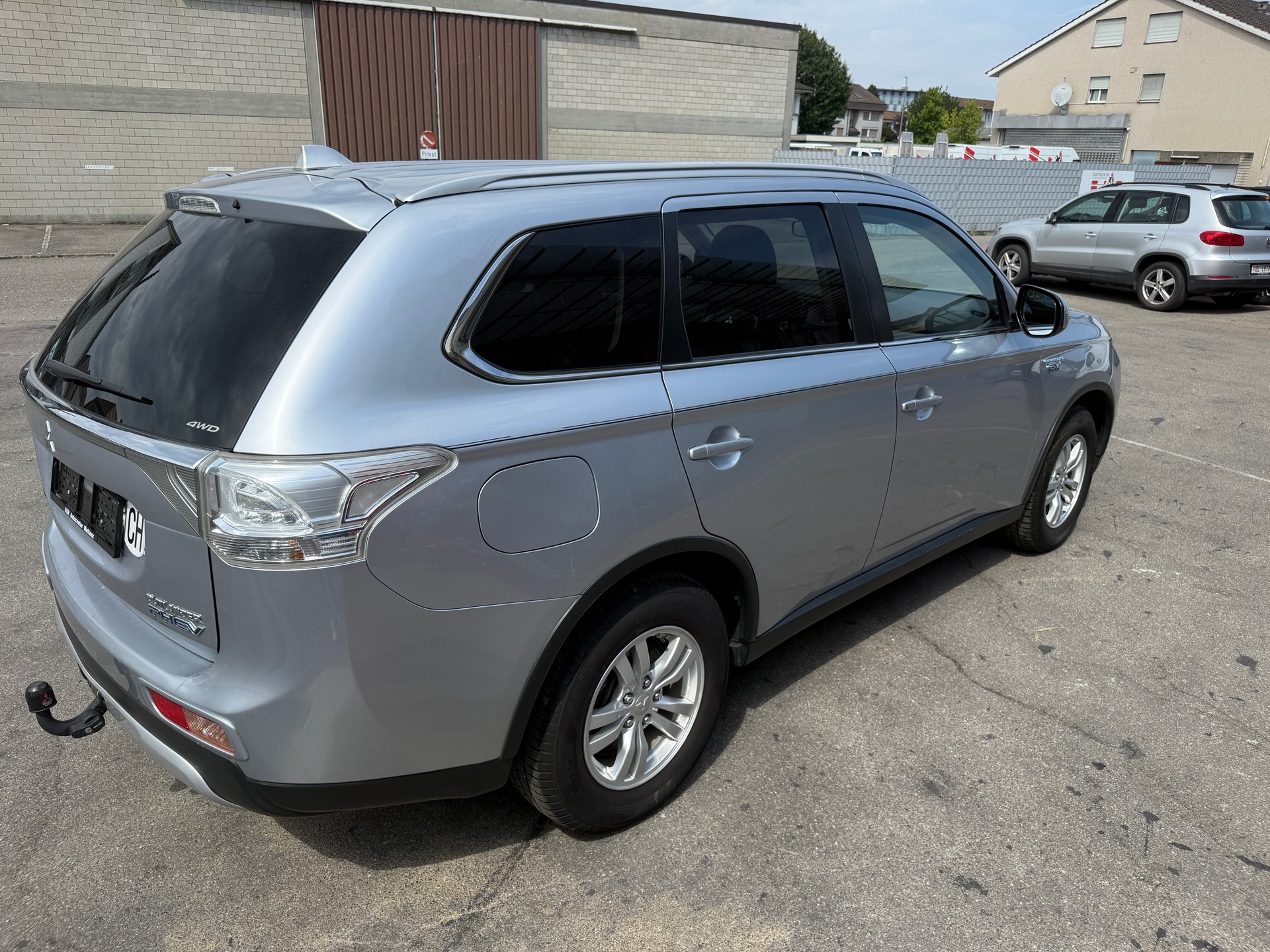 MITSUBISHI Outlander 2.0 PHEV Navigator eAssist-image-4