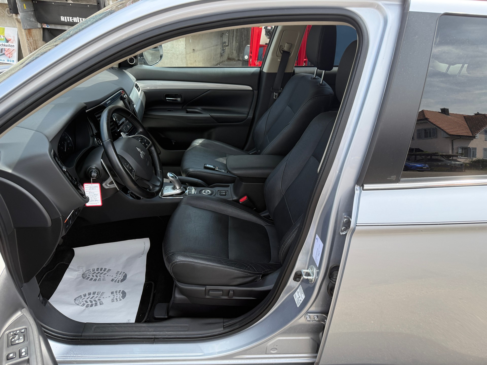 MITSUBISHI Outlander 2.0 PHEV Navigator eAssist-image-8