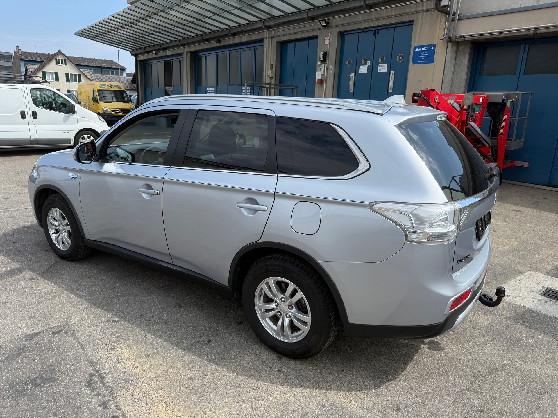 MITSUBISHI Outlander 2.0 PHEV Navigator eAssist-image-3