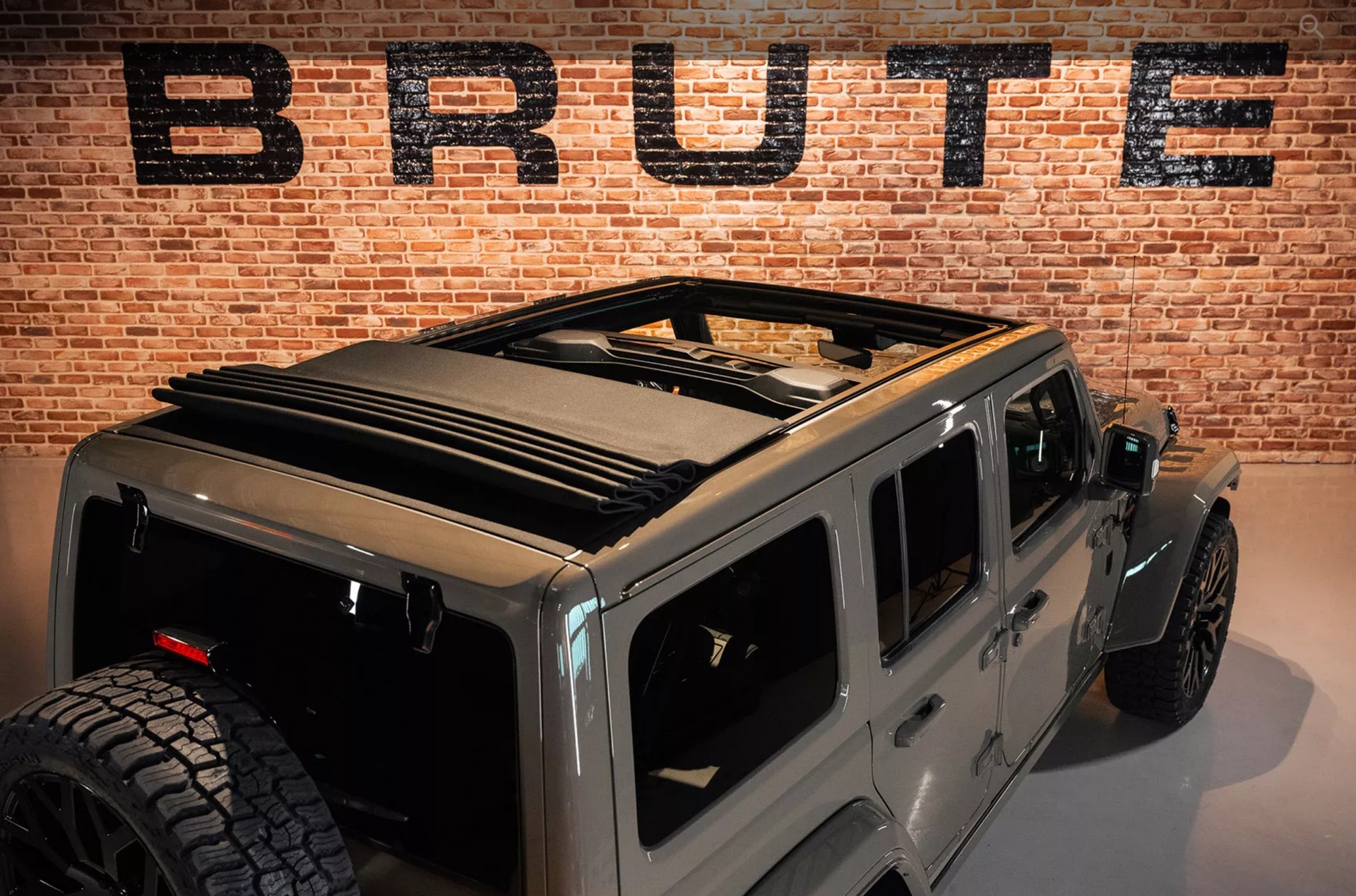 JEEP BRUTE 2.0 Turbo Sahara Unlimited 4xe-image-4