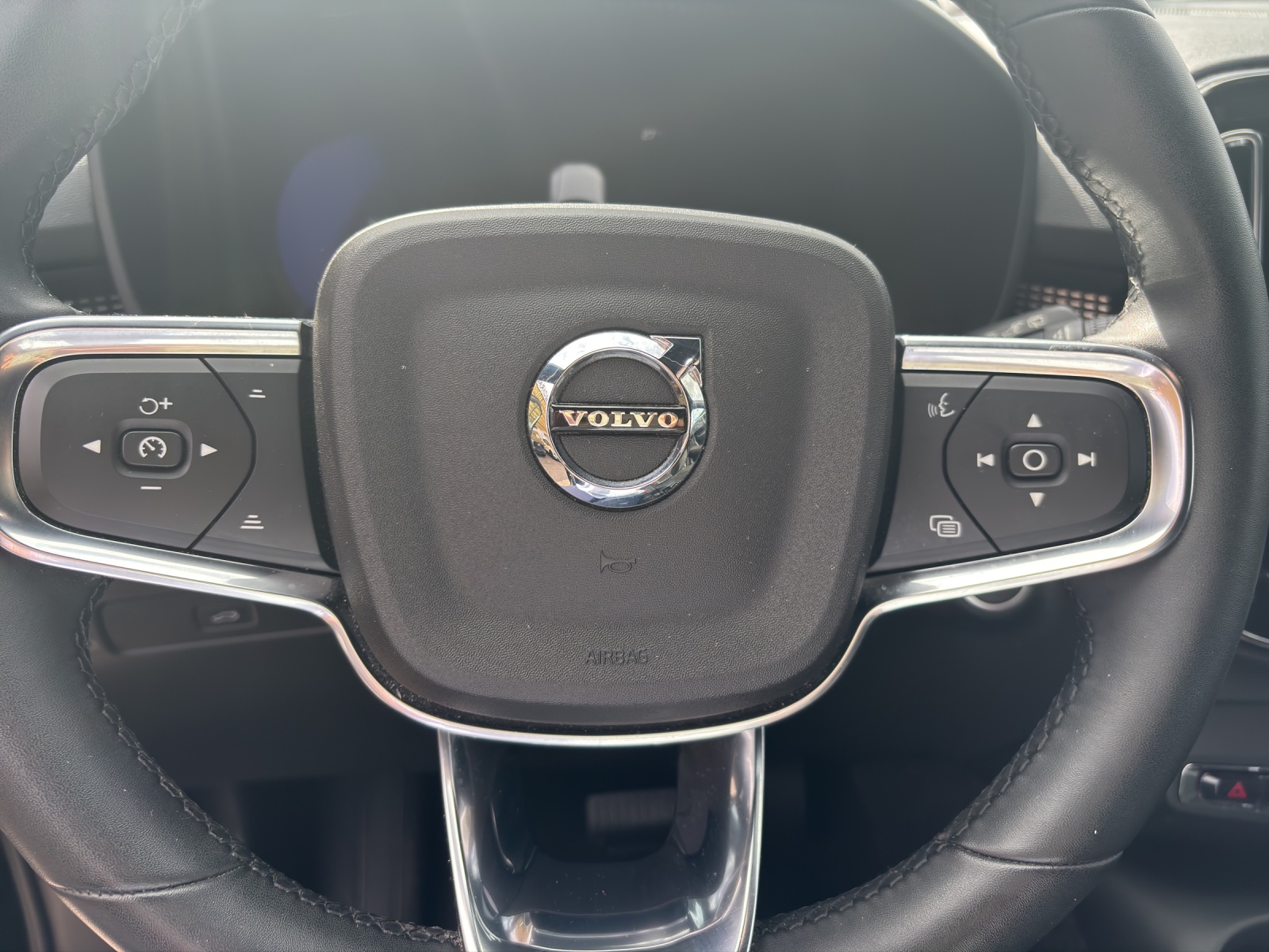 VOLVO XC40 2.0 B4 MH Plus Dark AWD-image-6