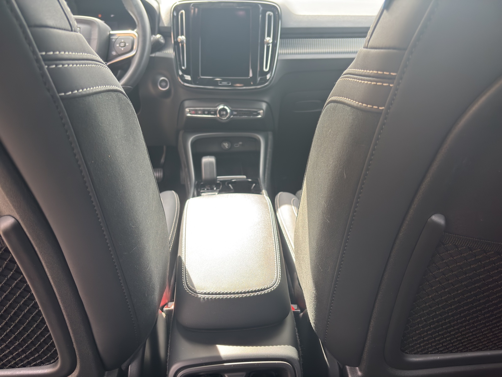 VOLVO XC40 2.0 B4 MH Plus Dark AWD-image-4