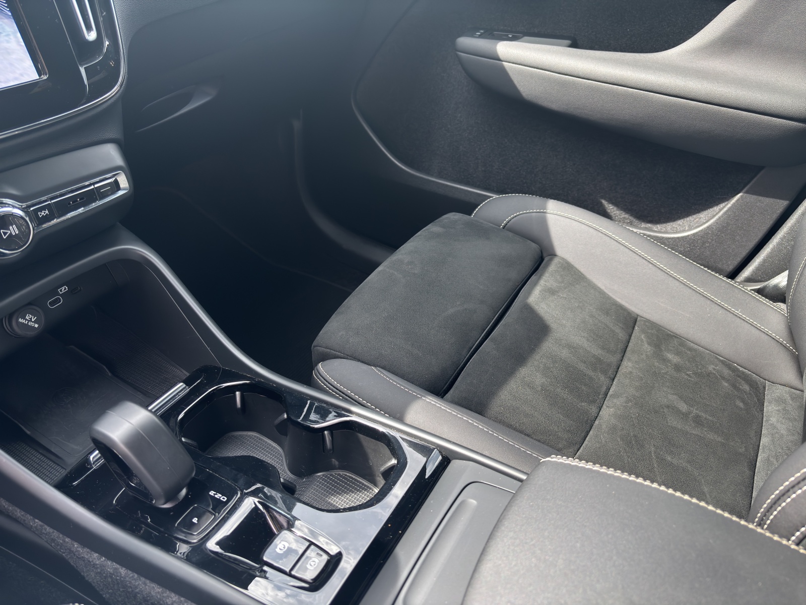VOLVO XC40 2.0 B4 MH Plus Dark AWD-image-7