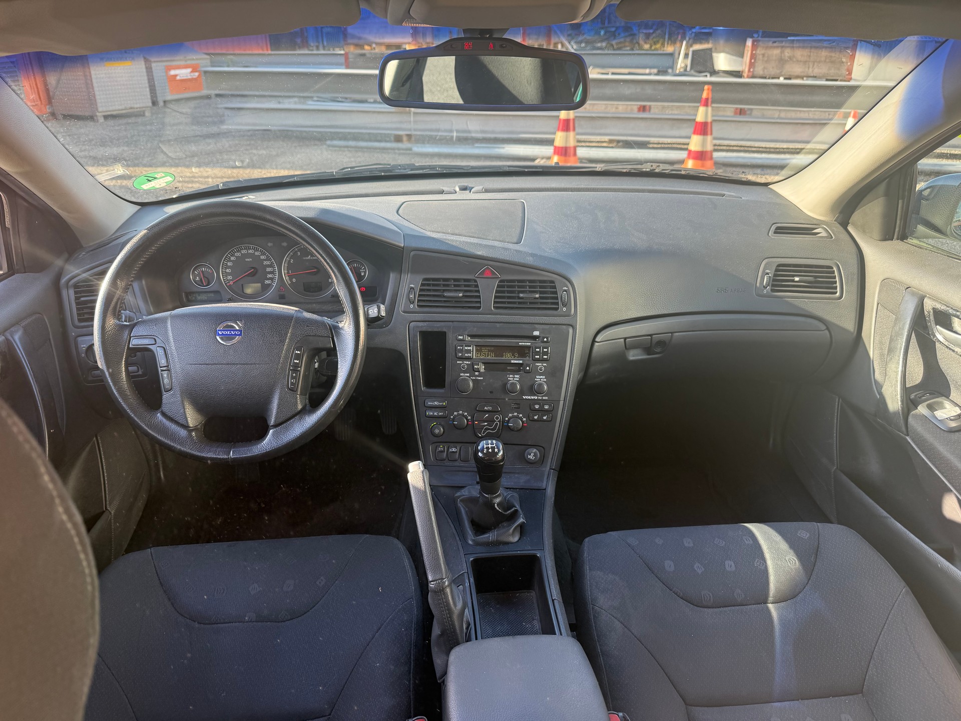 VOLVO V70 2.4-image-1