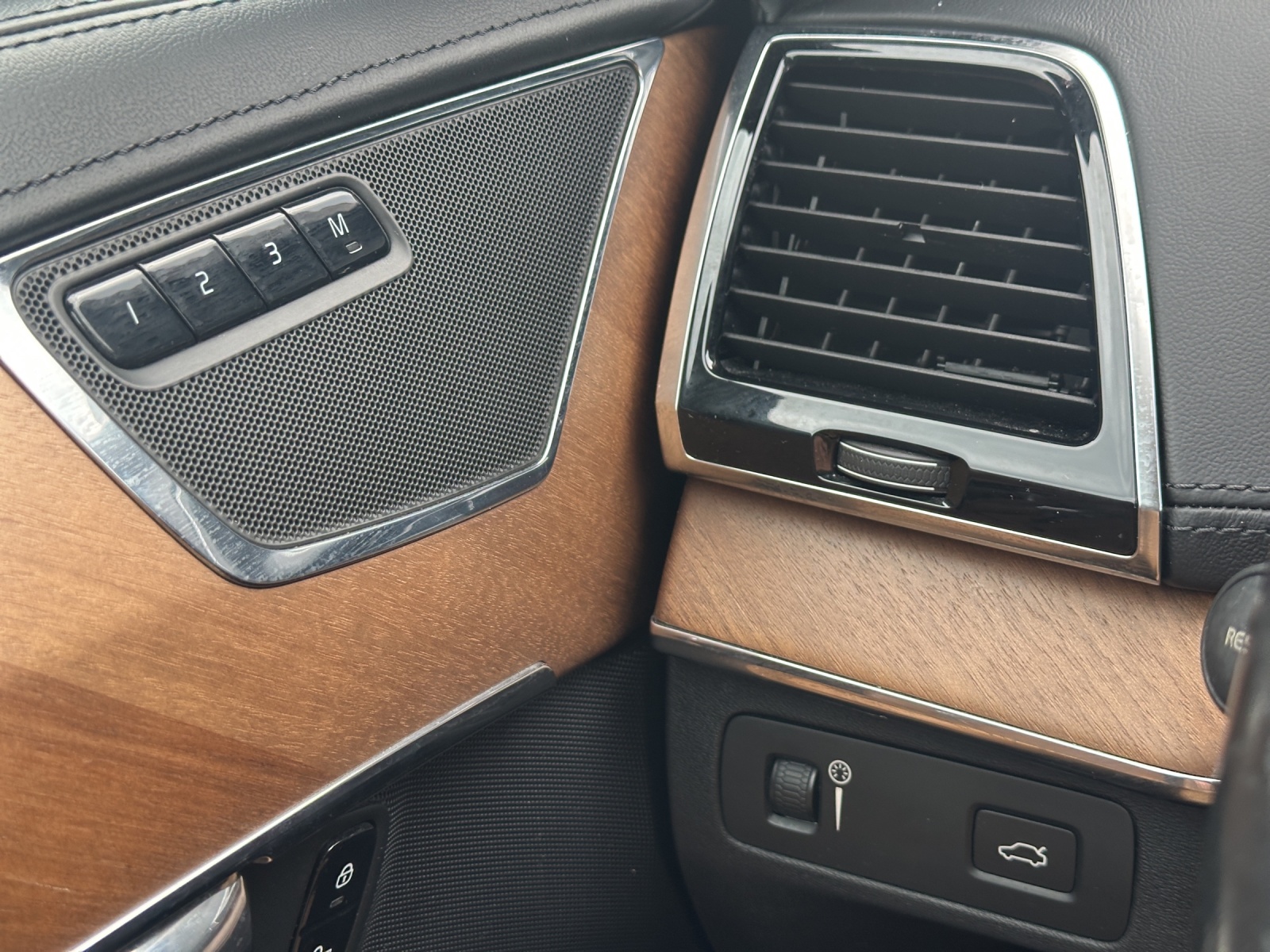 VOLVO XC90 D5 AWD Inscription Geartronic-image-14
