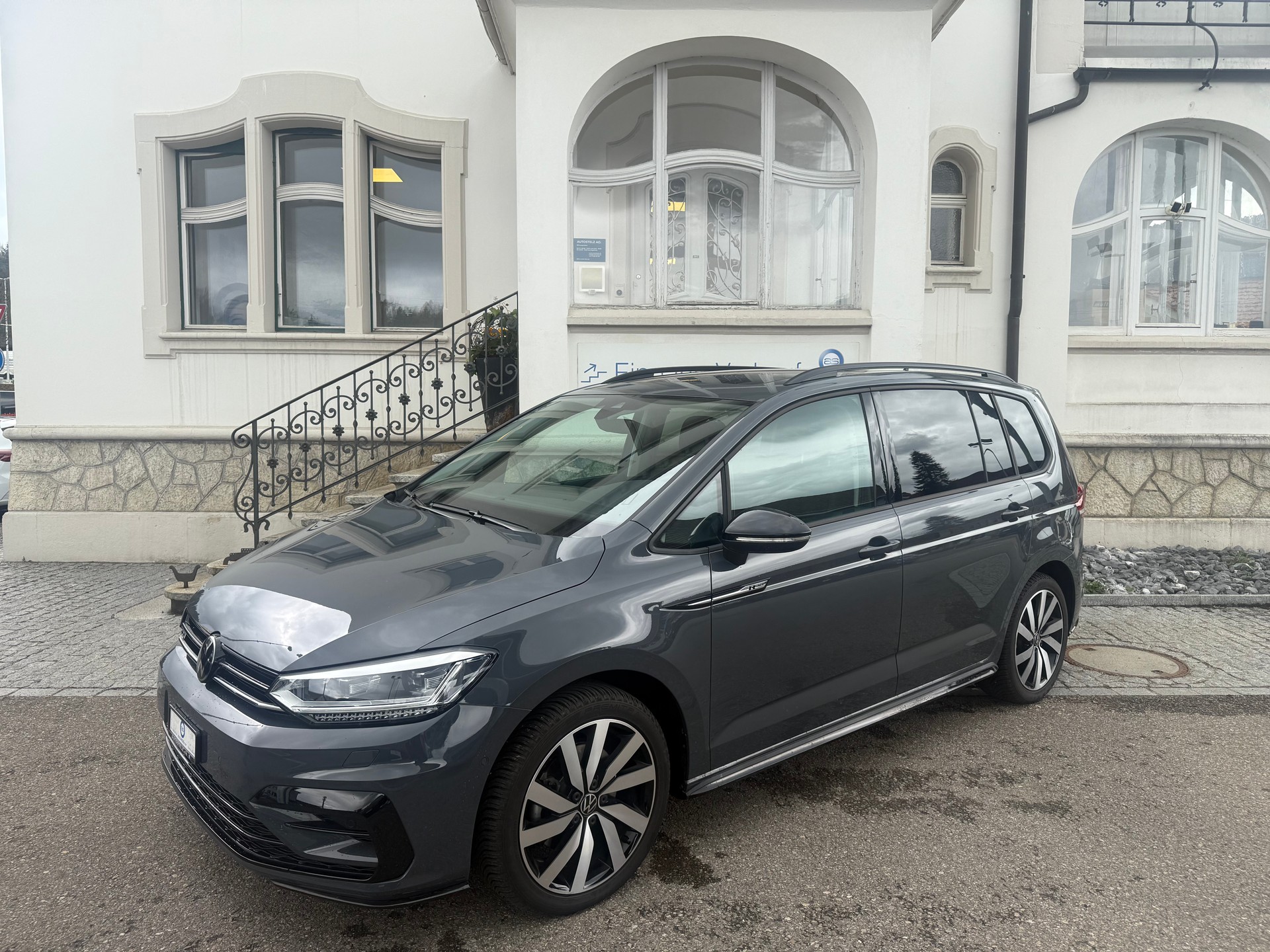 VW Touran 1.5 TSI Highline DSG R-LINE BLACK UND STYL / 48 MONATE WERK GARANTIE-image-0