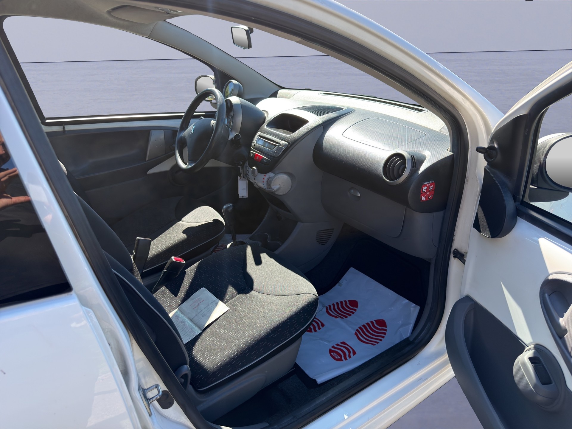 PEUGEOT 107 1.0 Trendy-image-9