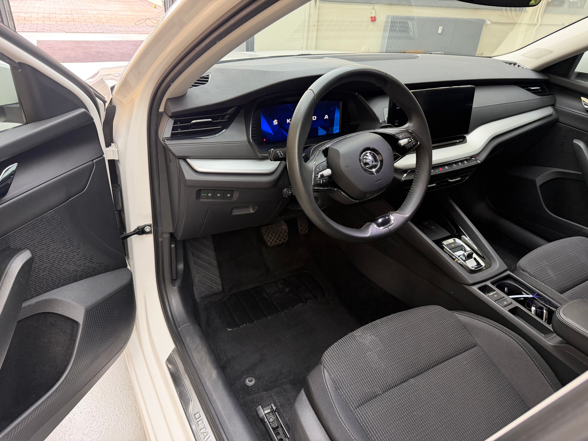 SKODA Octavia Combi 2.0 TDI DSG Ambition-image-6