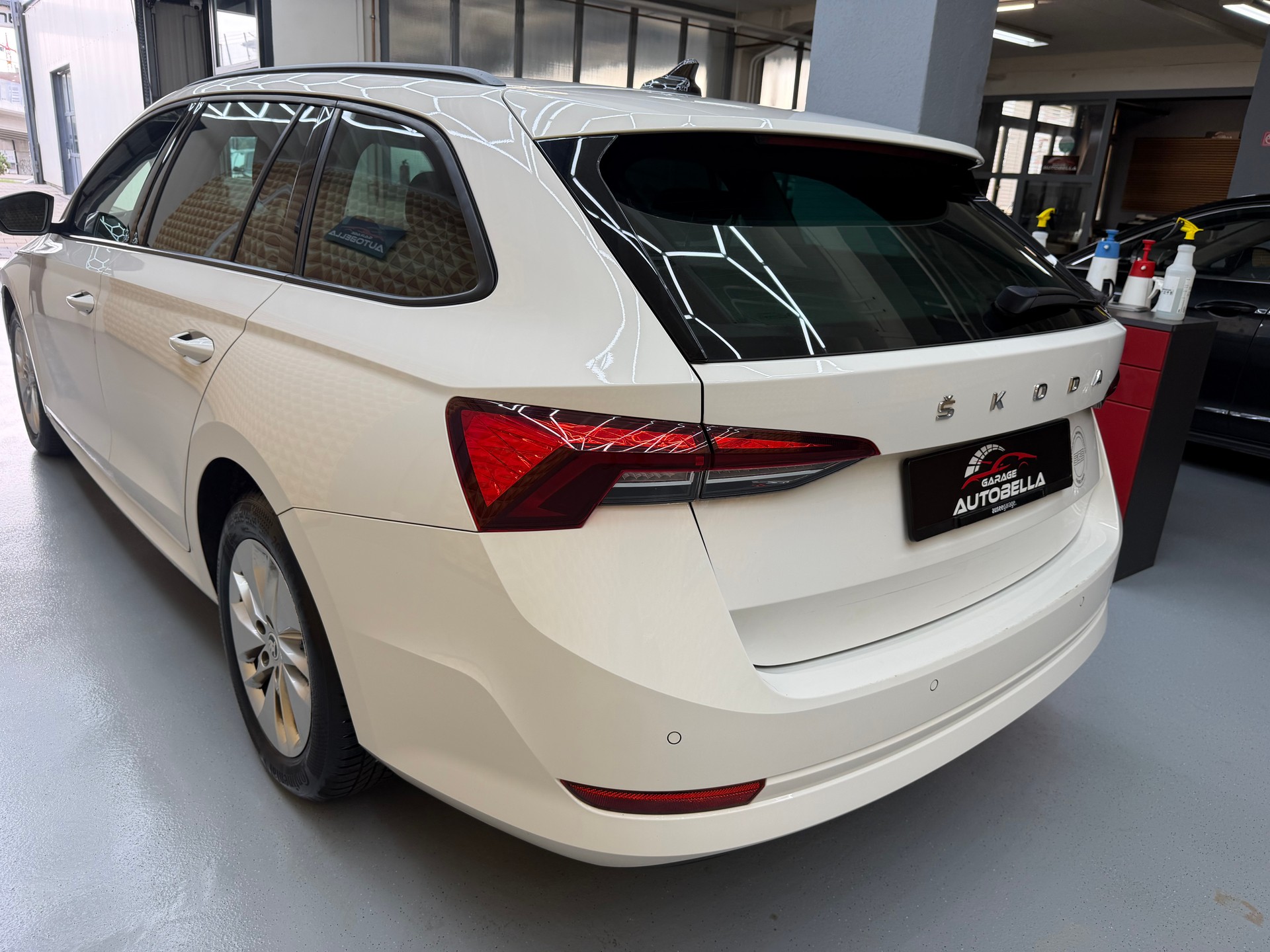 SKODA Octavia Combi 2.0 TDI DSG Ambition-image-5