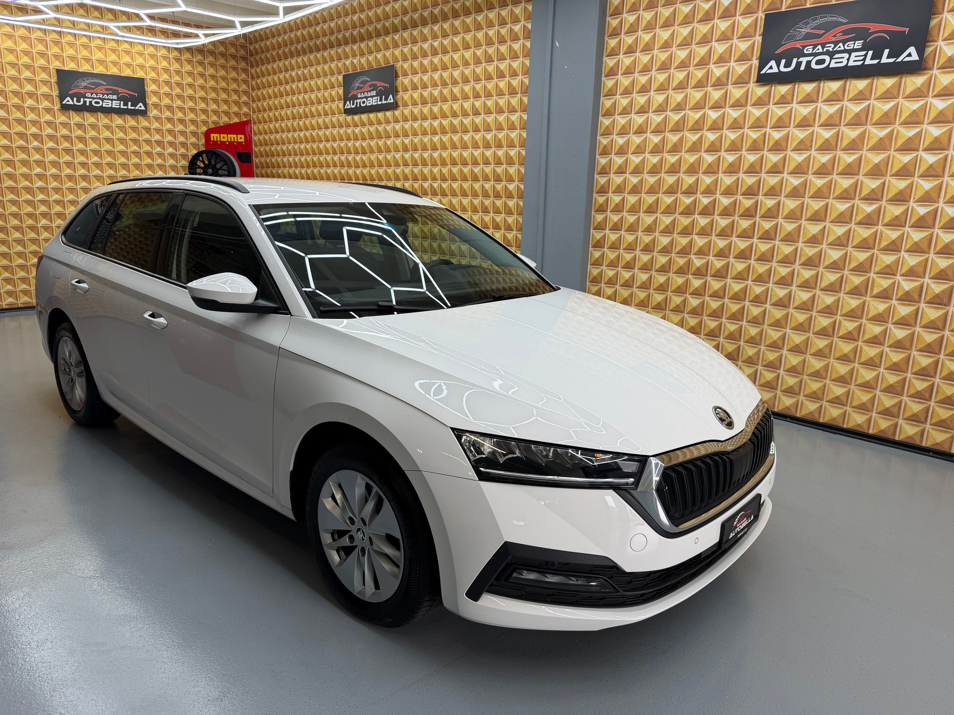 SKODA Octavia Combi 2.0 TDI DSG Ambition-image-2