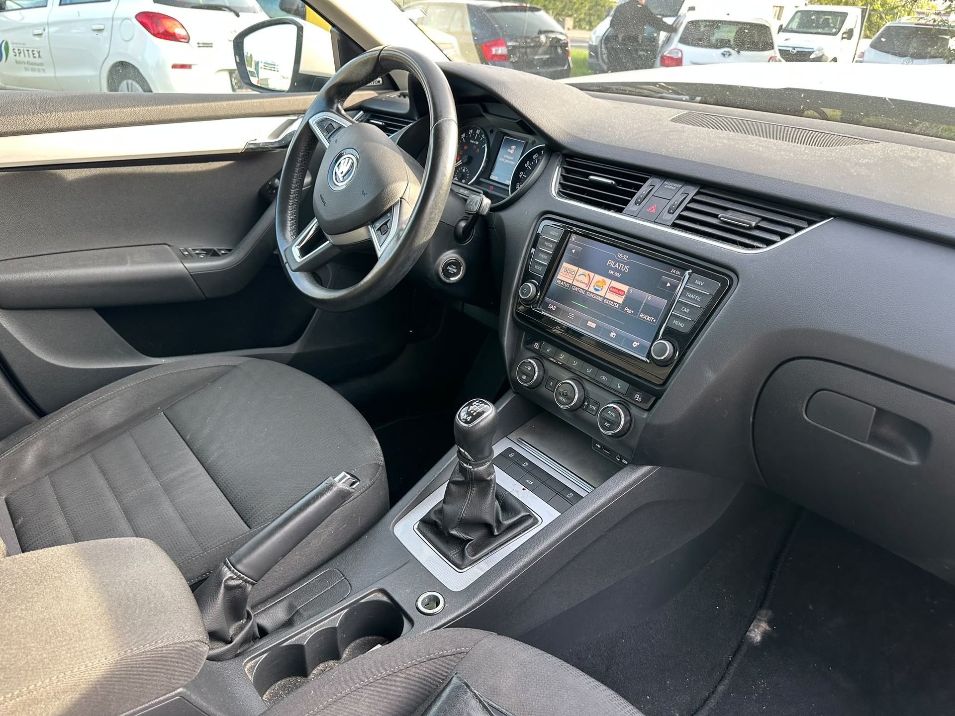 SKODA Octavia Combi 2.0 TDI Style 4x4-image-9