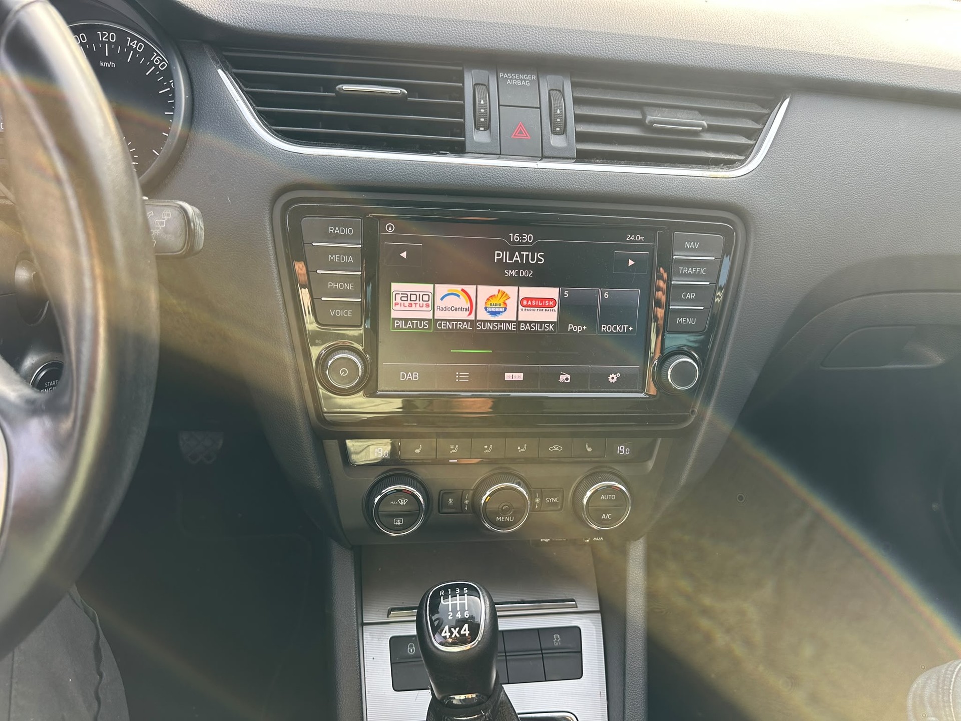 SKODA Octavia Combi 2.0 TDI Style 4x4-image-8