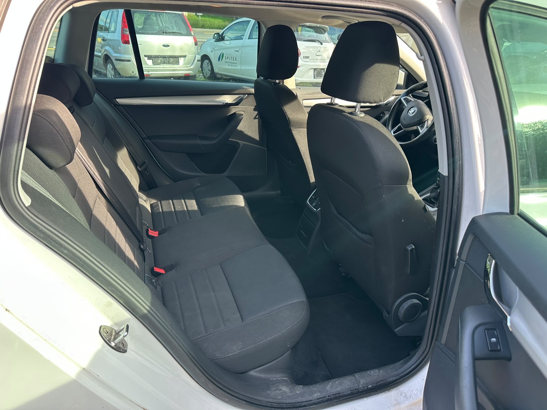 SKODA Octavia Combi 2.0 TDI Style 4x4-image-11