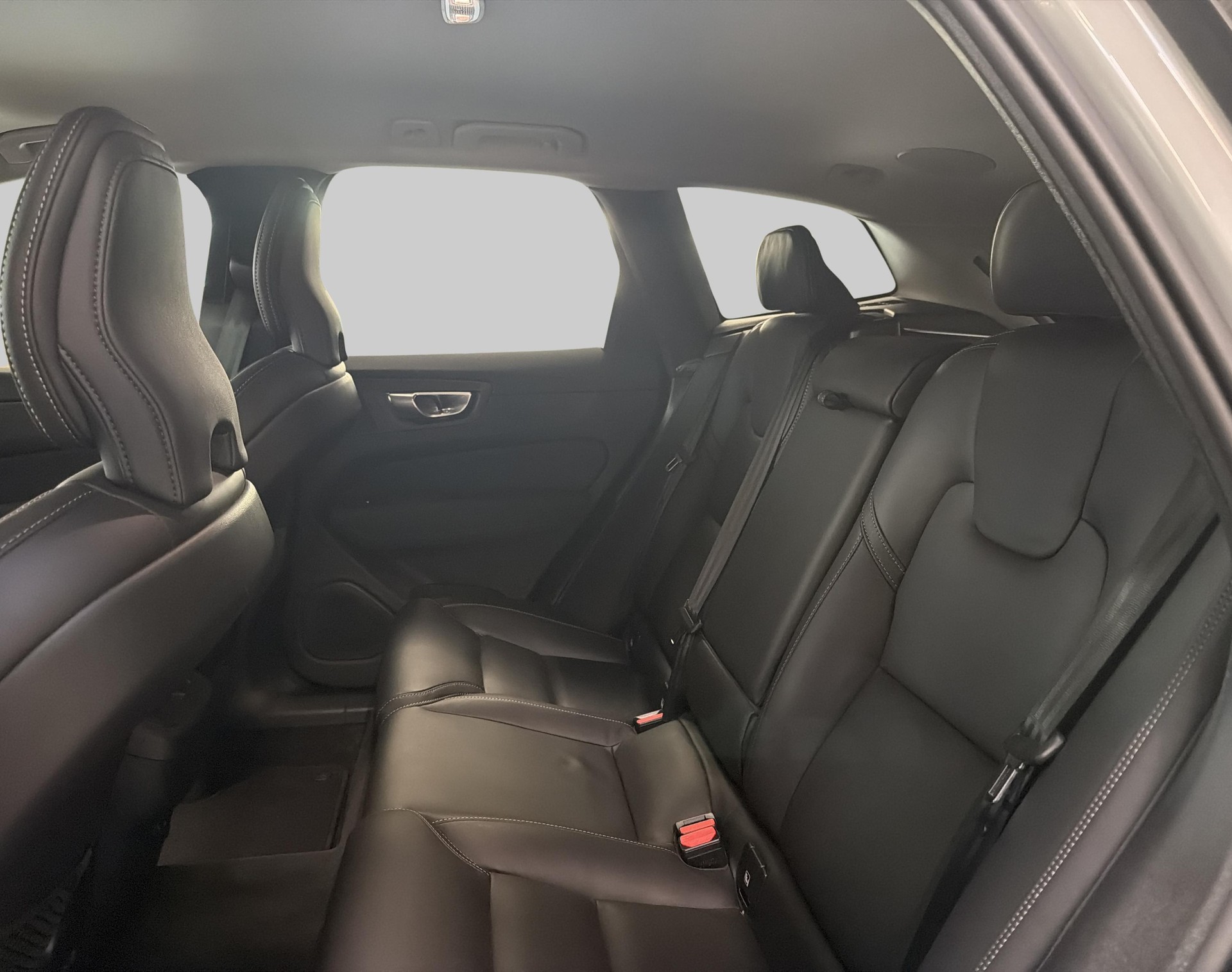 VOLVO XC60 2.0 B5 MH Plus Dark AWD-image-6