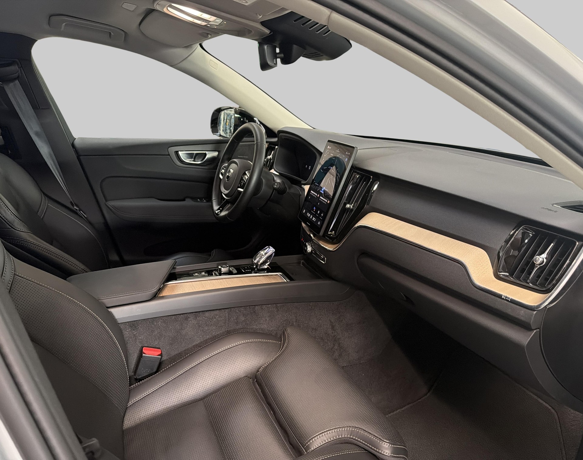 VOLVO XC60 2.0 B5 MH Plus Dark AWD-image-4