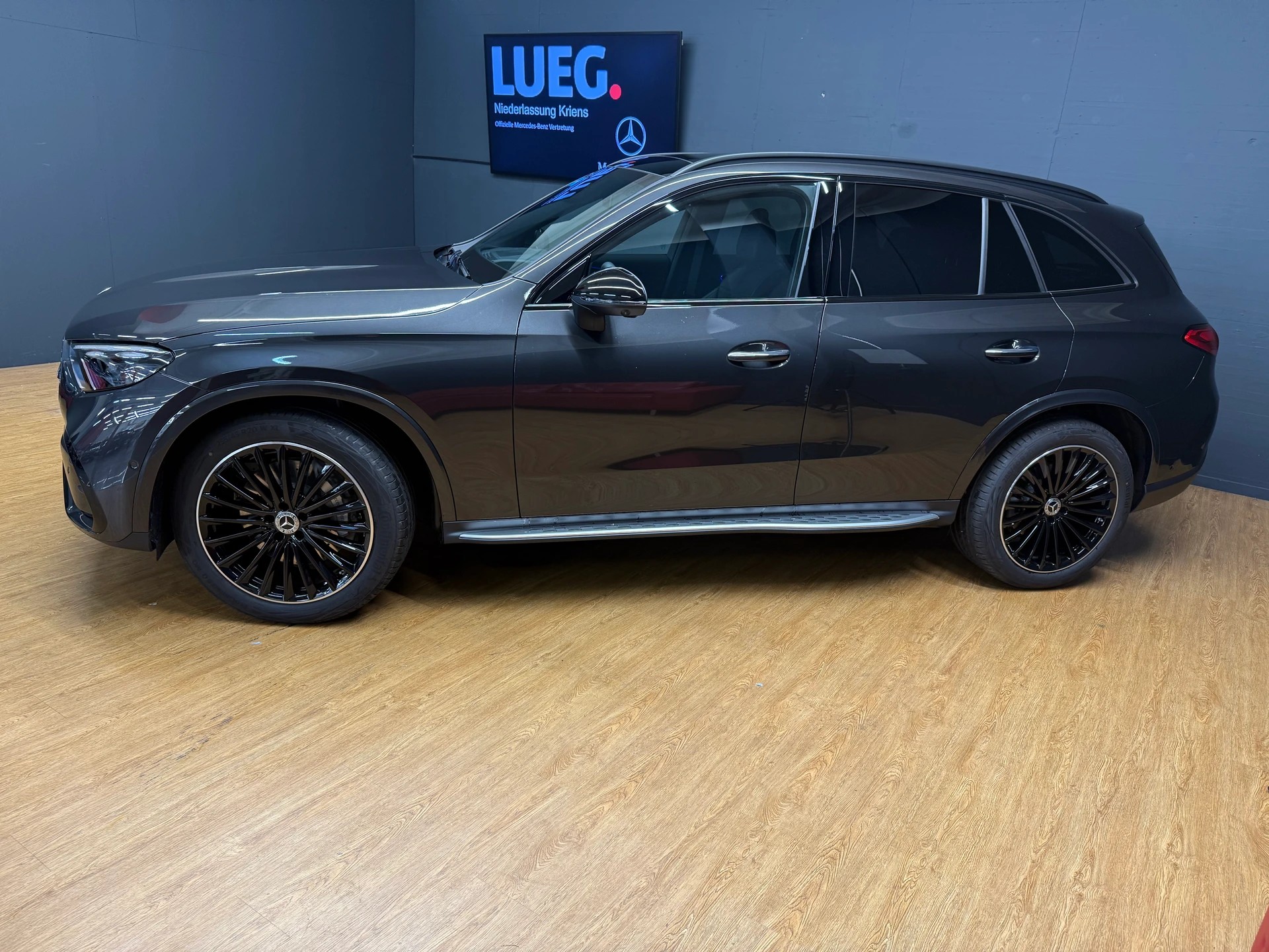 MERCEDES-BENZ GLC 300 d 4M - AMG / DISTRONIC / 360 Grad Kamera-image-2