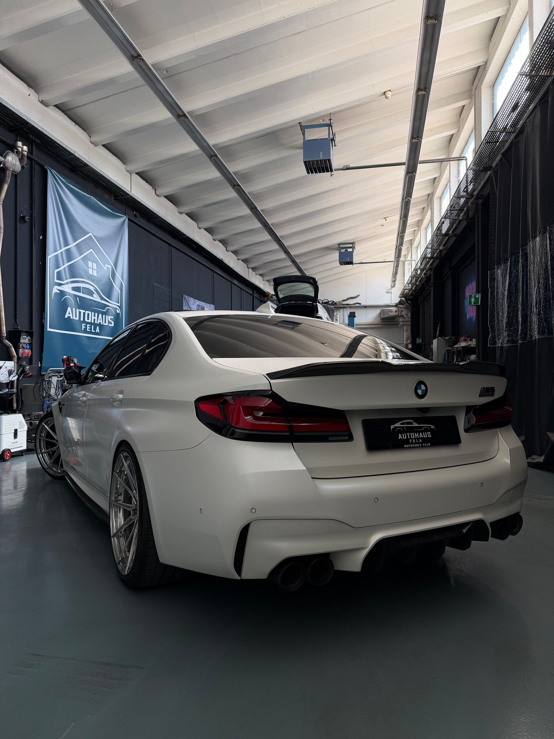 BMW M5-image-5