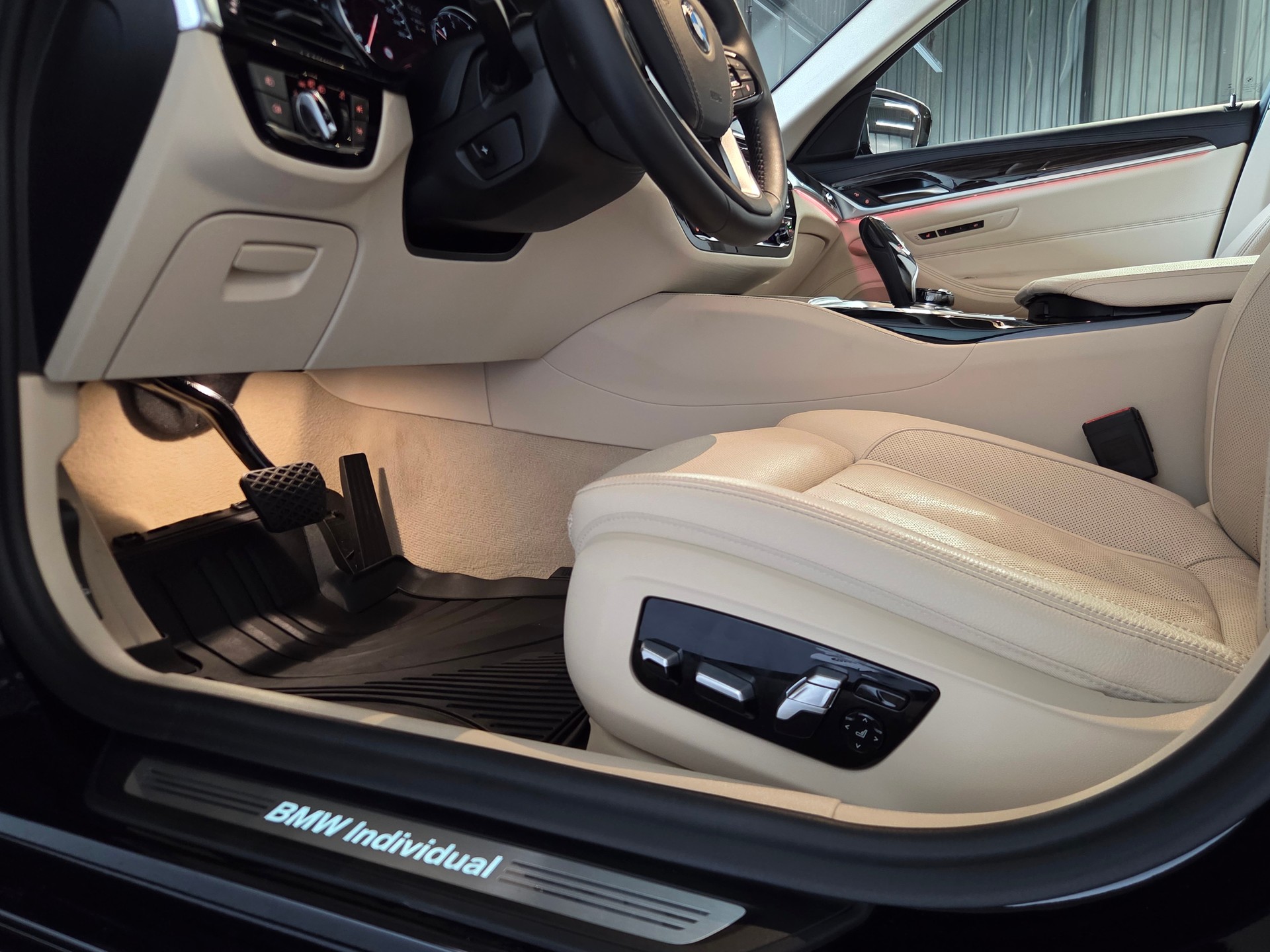 BMW 540d xDrive Touring Individual-image-19