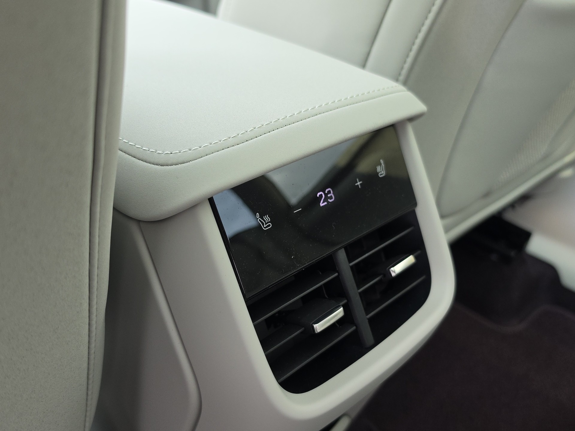 VOLVO EX60 Twin Ultra AWD-image-18