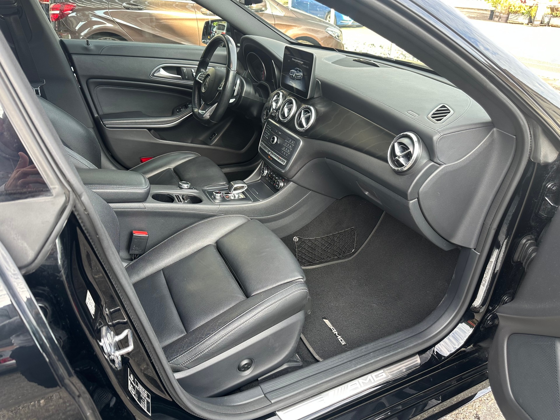 MERCEDES-BENZ CLA Shooting Brake 45 AMG 4Matic Speedshift-image-12