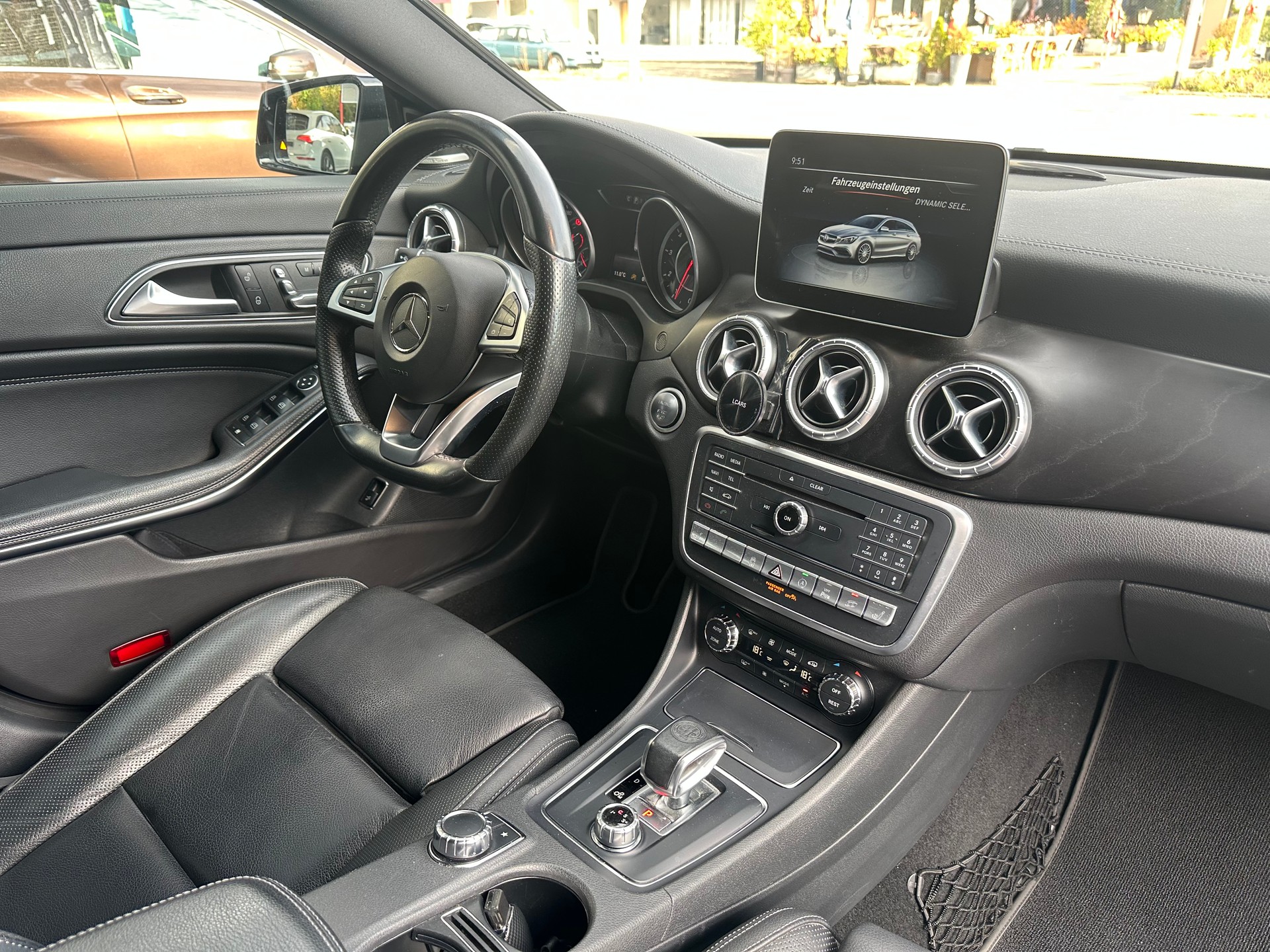 MERCEDES-BENZ CLA Shooting Brake 45 AMG 4Matic Speedshift-image-11