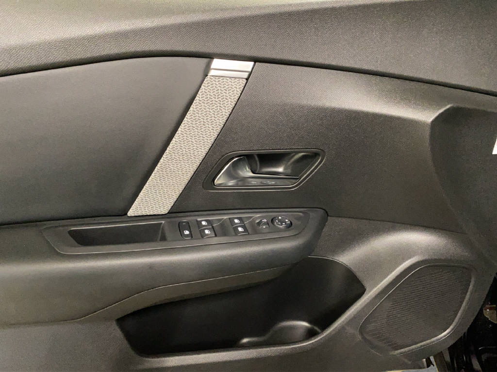 CITROEN C4 1.2 PureTech Shine-image-11