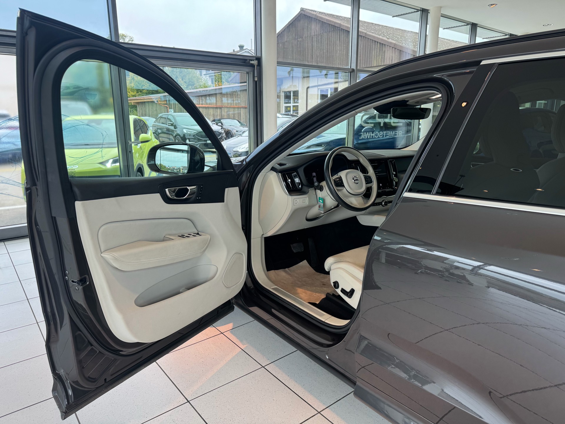 VOLVO XC60 B5 Benzin Mild Hybrid Momentum Geartronic-image-11