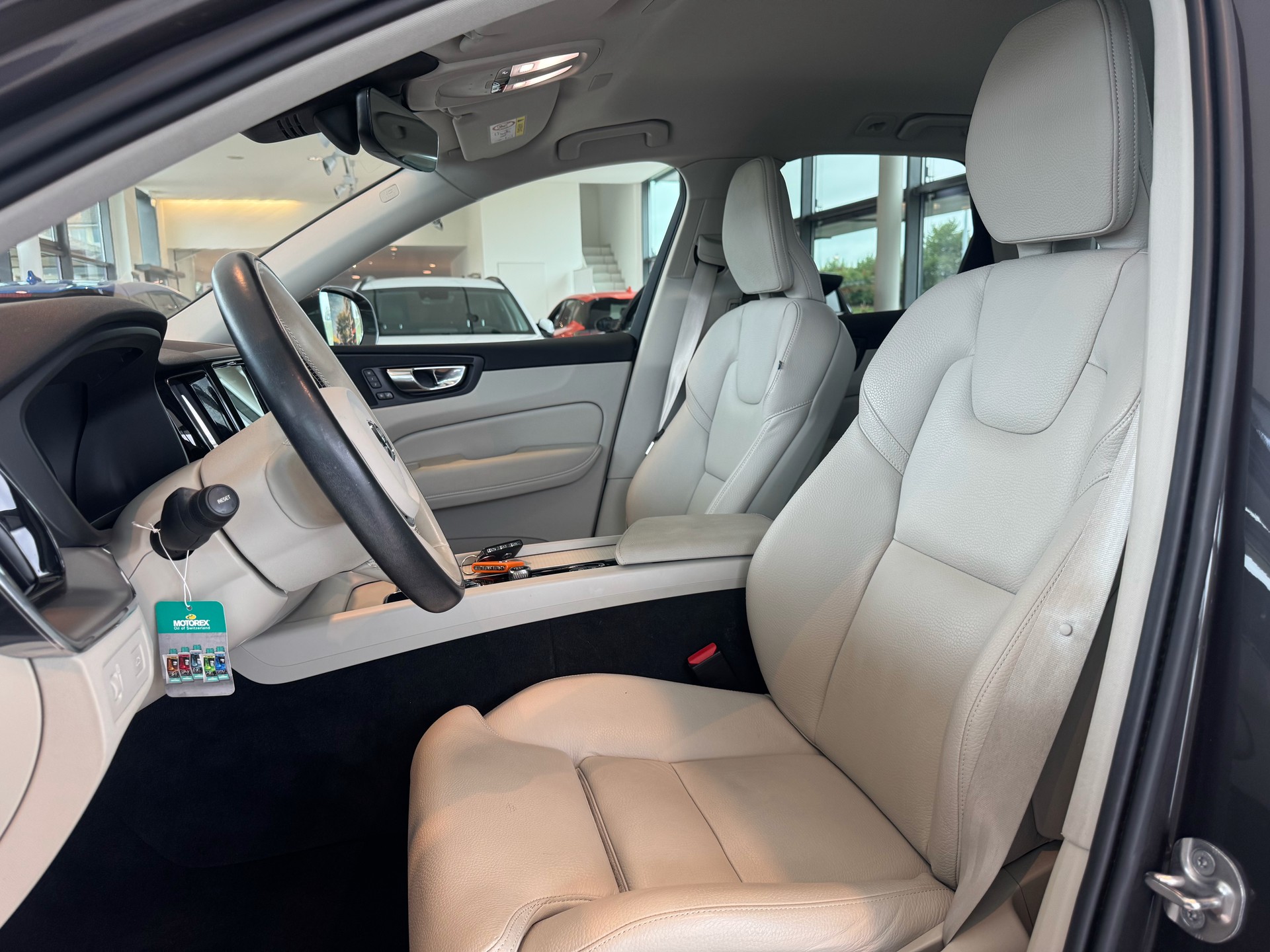VOLVO XC60 B5 Benzin Mild Hybrid Momentum Geartronic-image-12