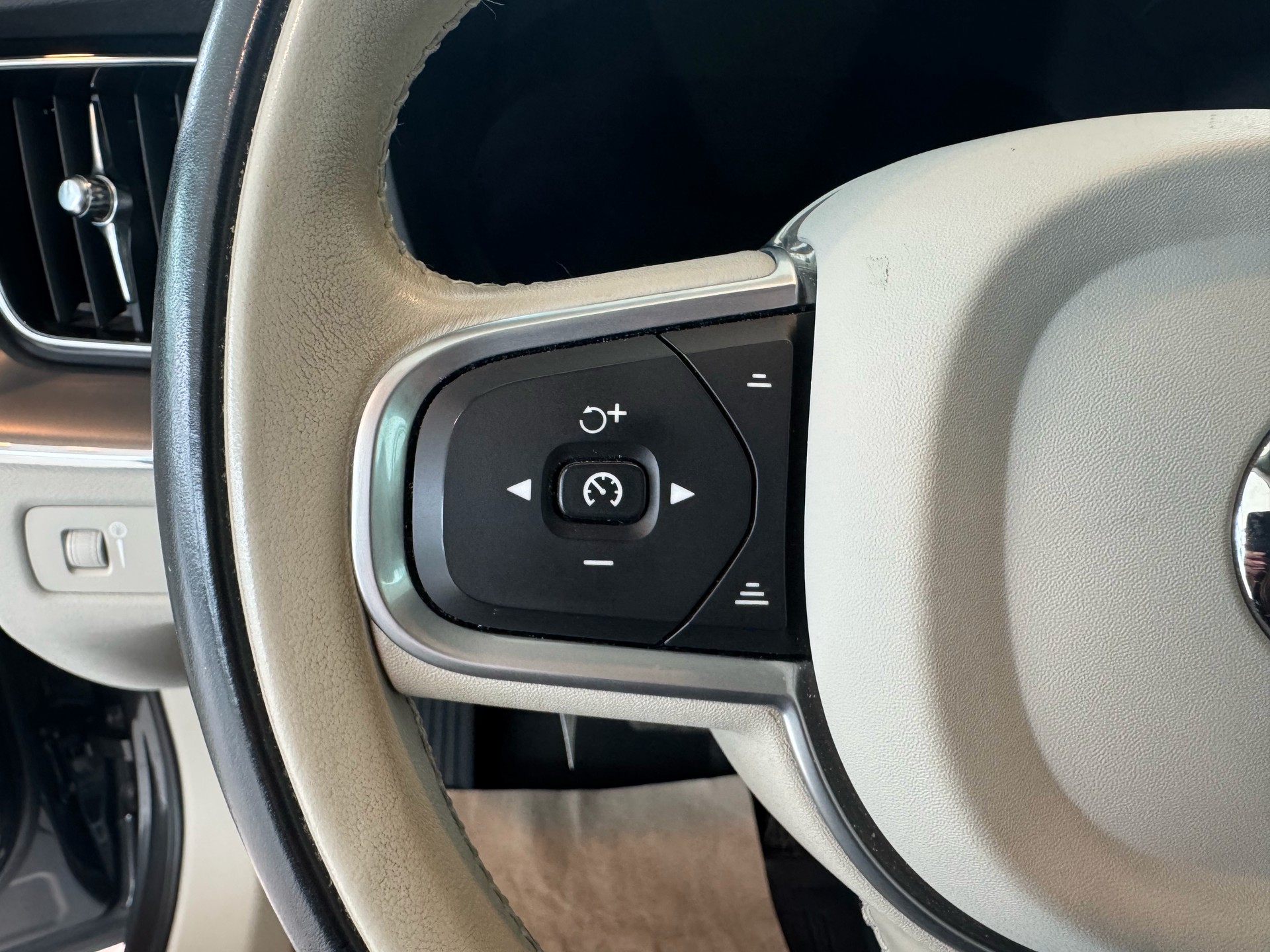 VOLVO XC60 B5 Benzin Mild Hybrid Momentum Geartronic-image-16