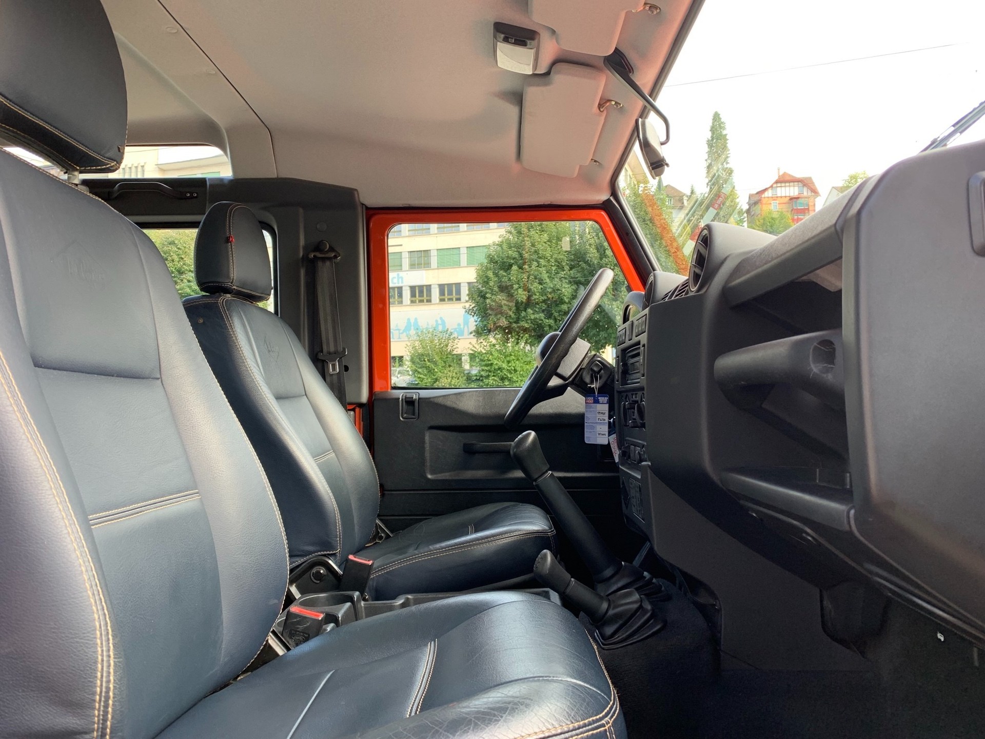 LAND ROVER Defender 90 SW 2.4Tdc-image-8