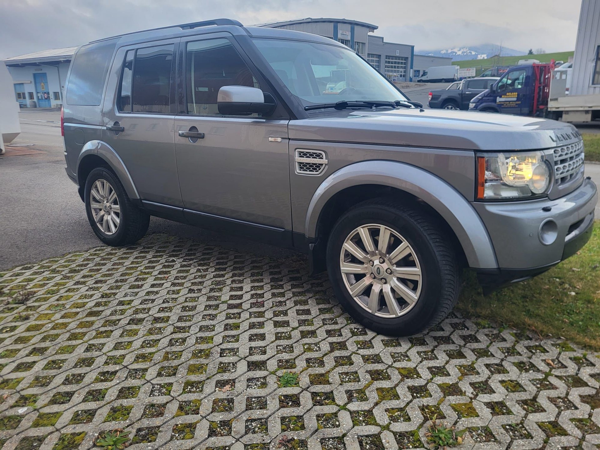 LAND ROVER Discovery 3.0 SDV6 SE Automatic-image-2
