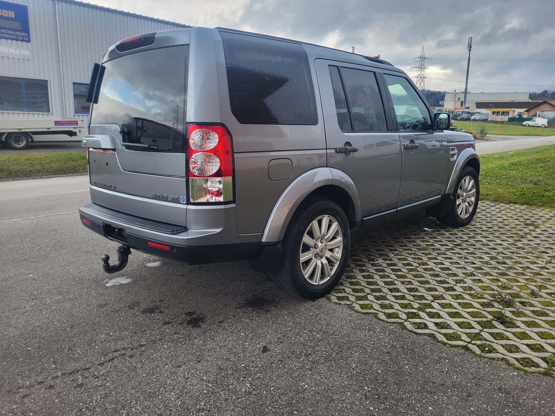 LAND ROVER Discovery 3.0 SDV6 SE Automatic-image-4
