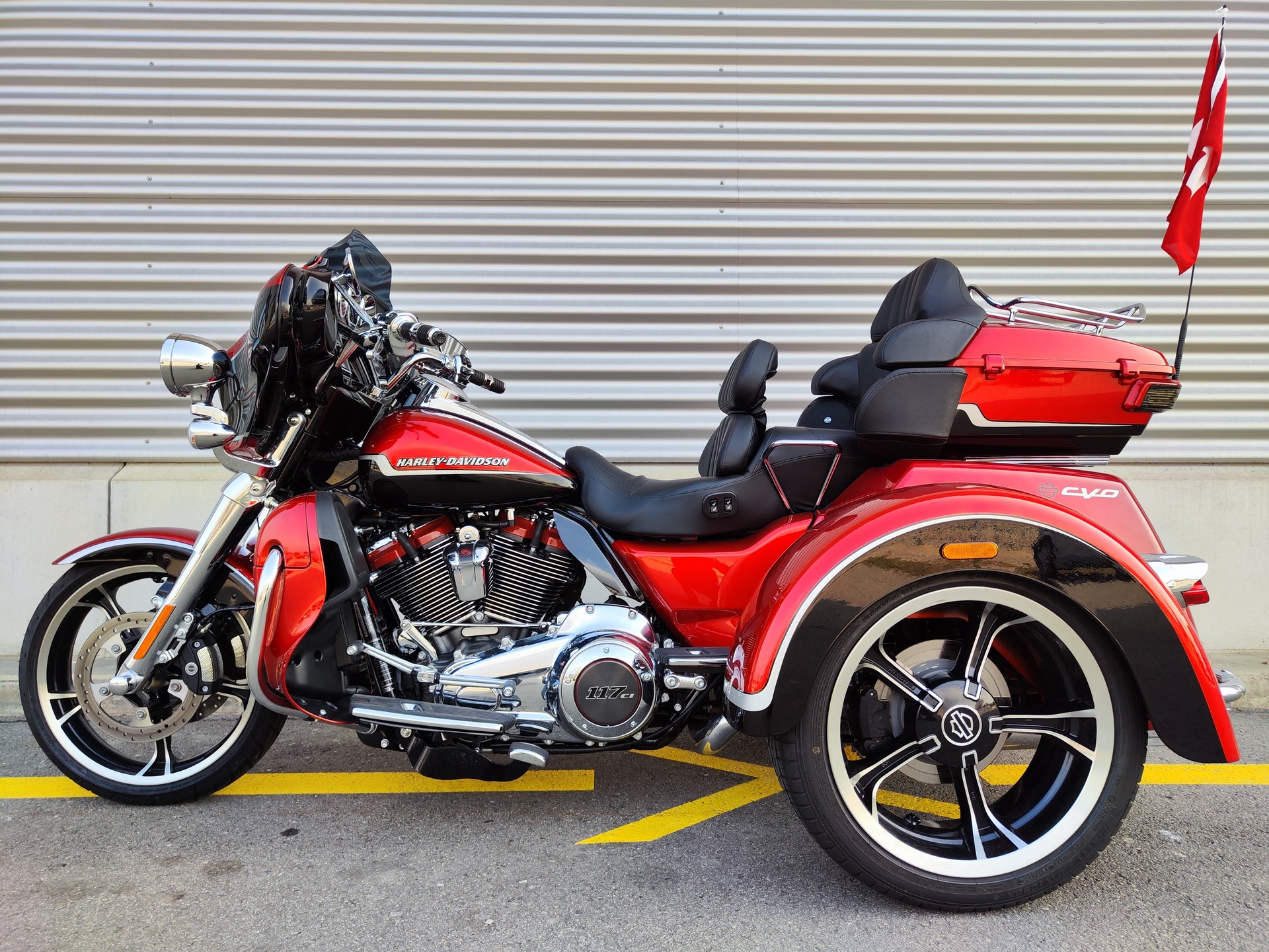 HARLEY-DAVIDSON FLHTCUTGSE Tri Glide CVO 117