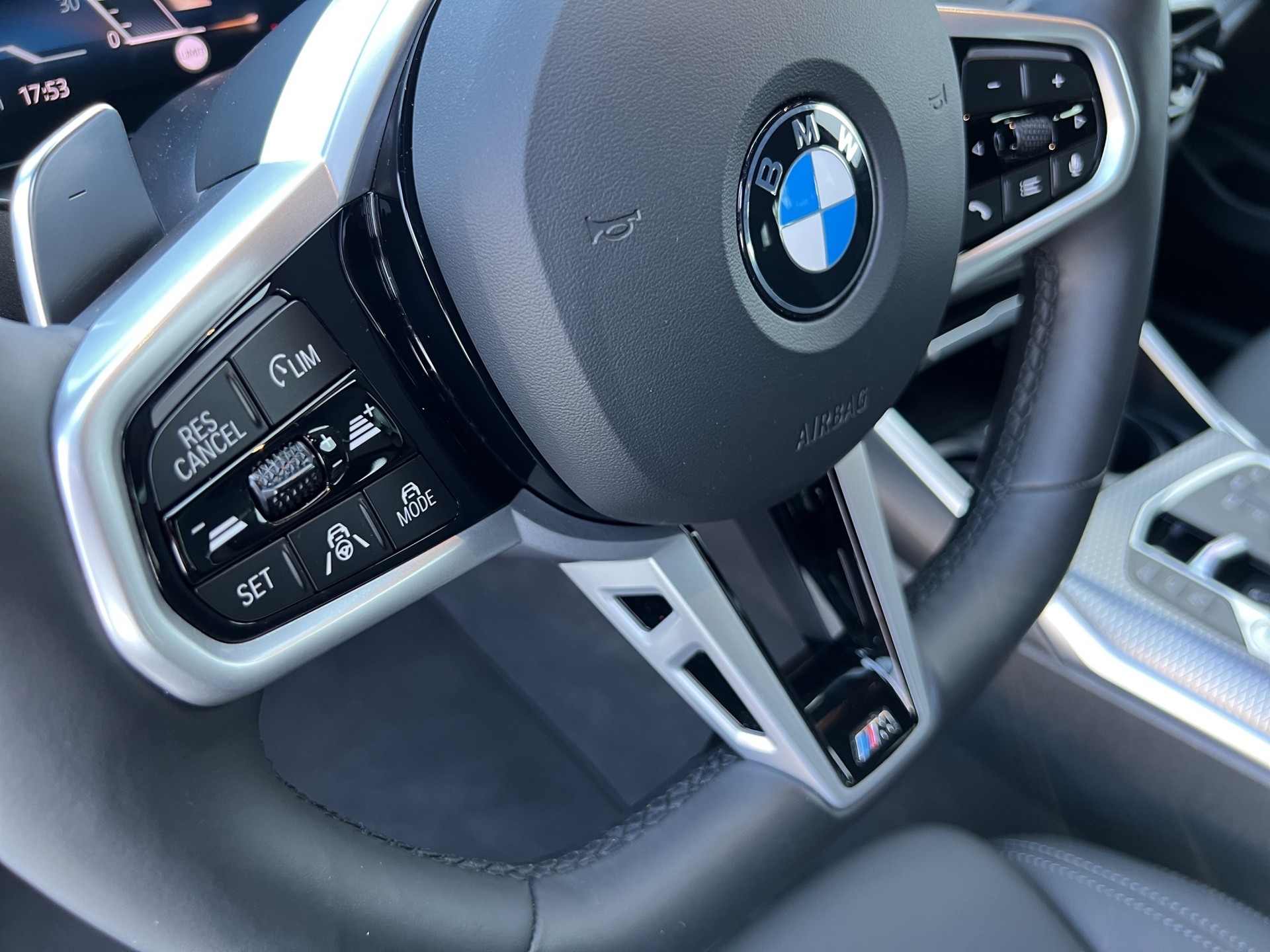 BMW 330d xDrive 48V Touring-image-17
