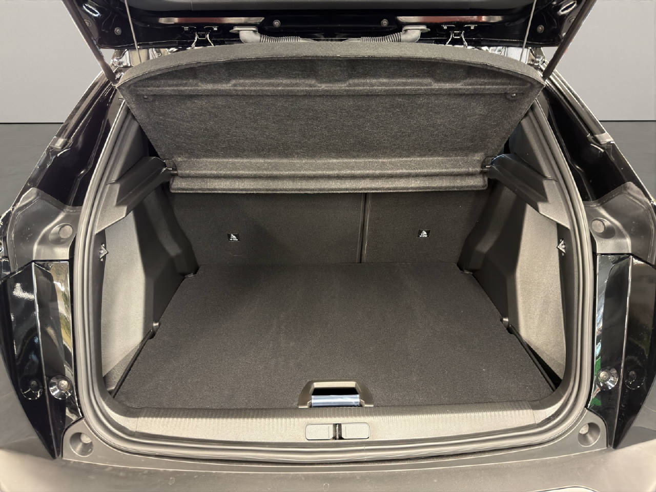 PEUGEOT 2008 1.2 Hybrid Allure-image-10
