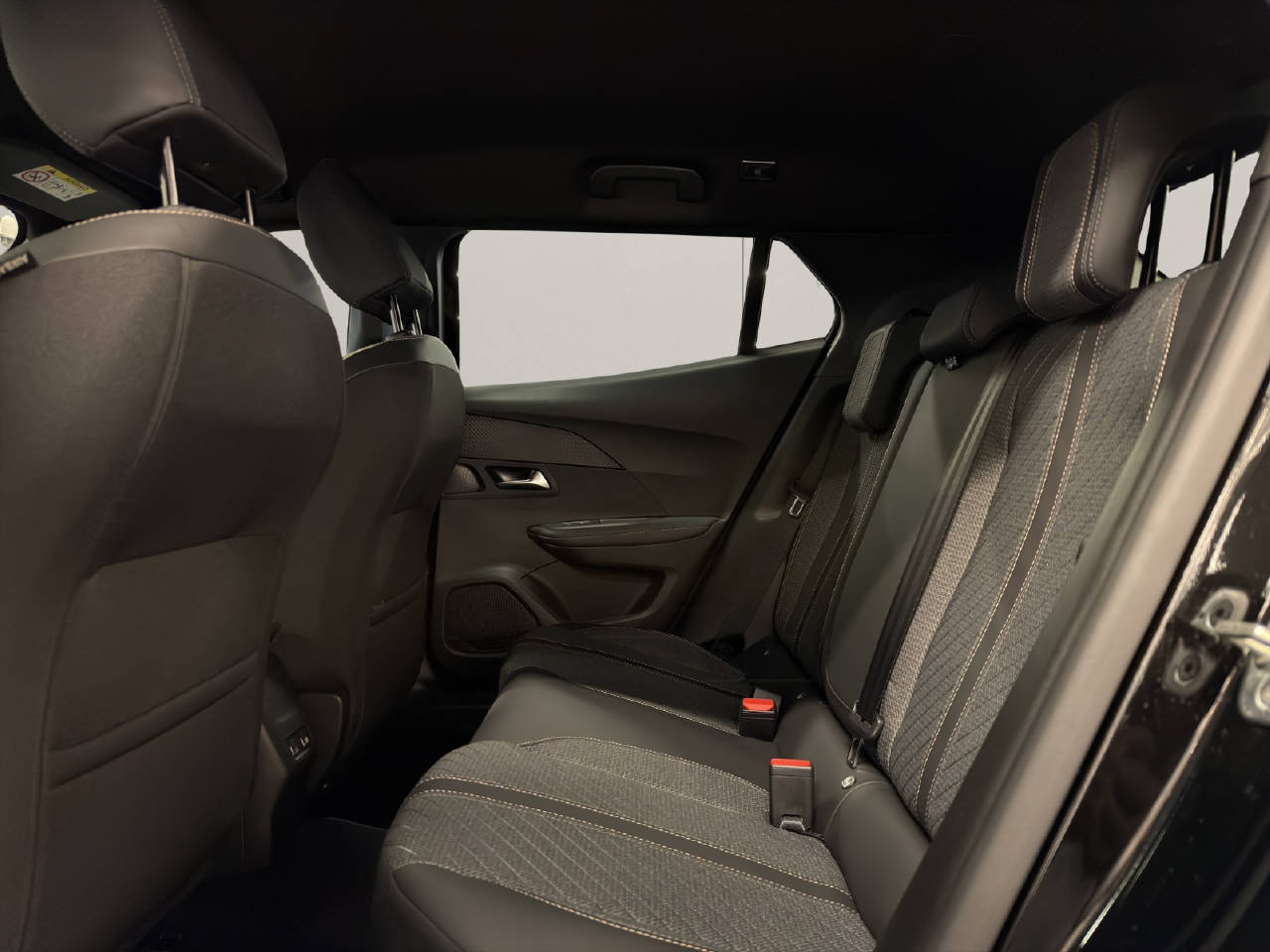 PEUGEOT 2008 1.2 Hybrid Allure-image-9
