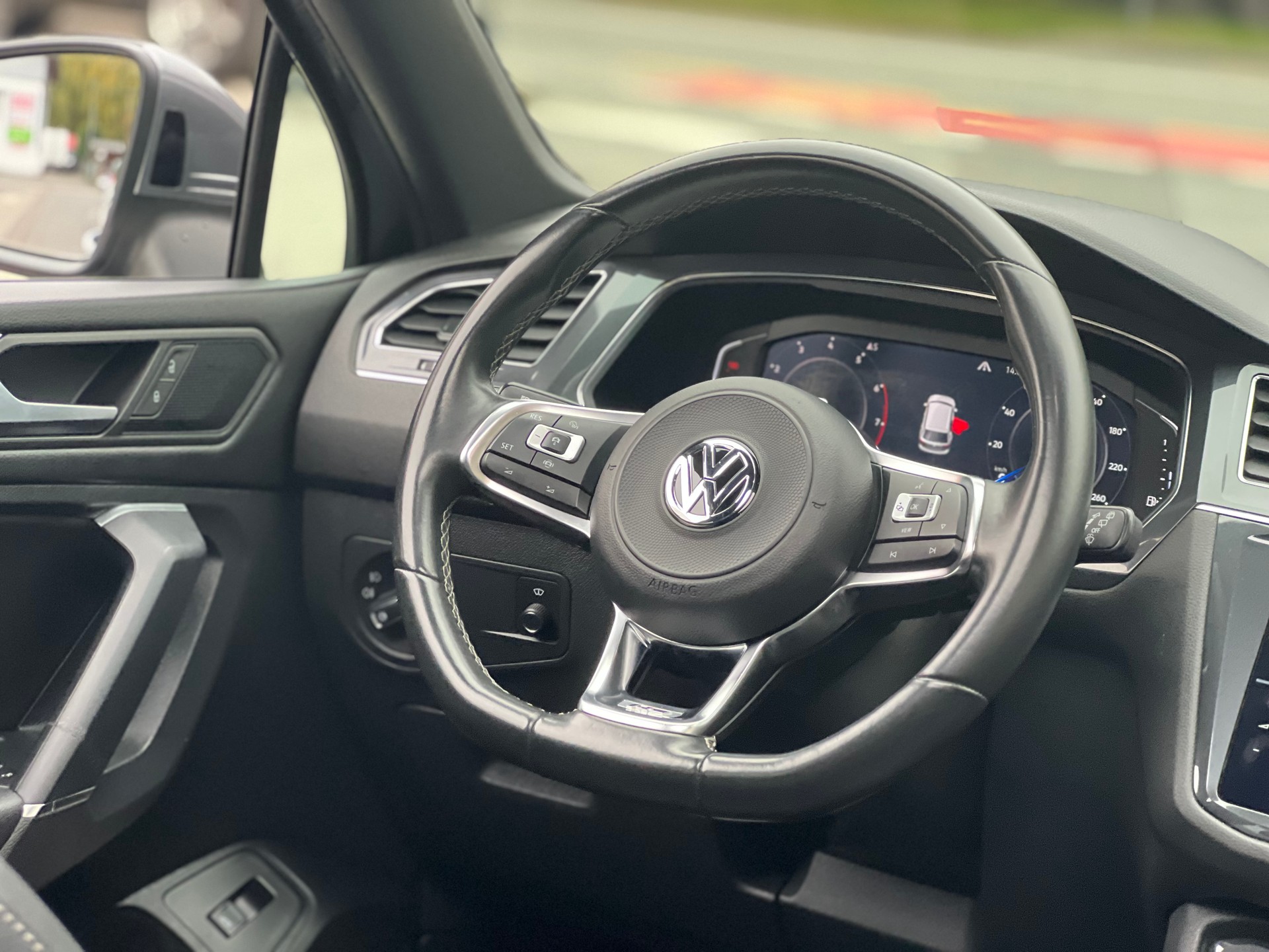 VW Tiguan Allspace 2.0TSI Highline 4Motion DSG R-Line-image-16