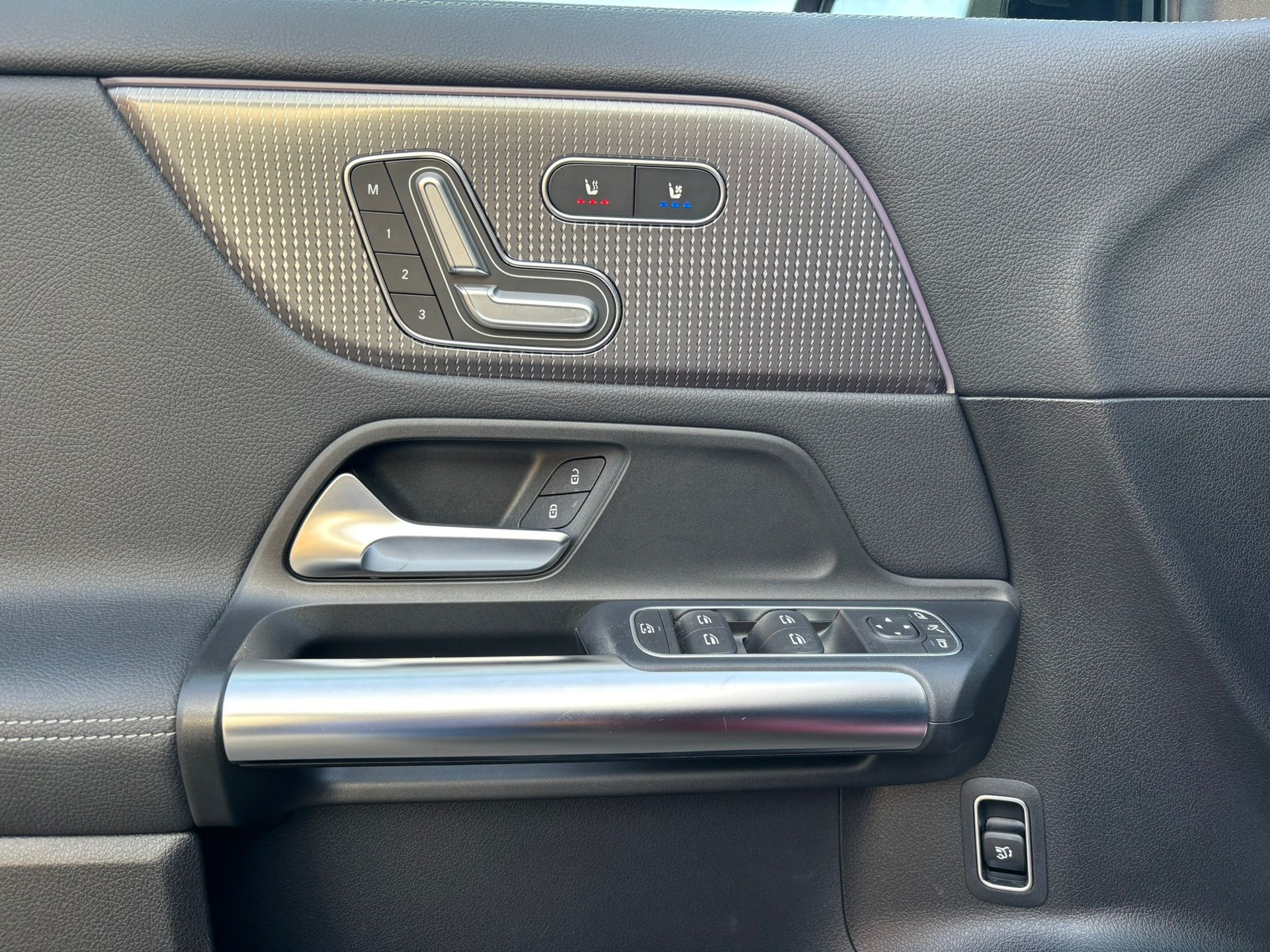 MERCEDES-BENZ EQA 350 AMG-Line 4Matic-image-9