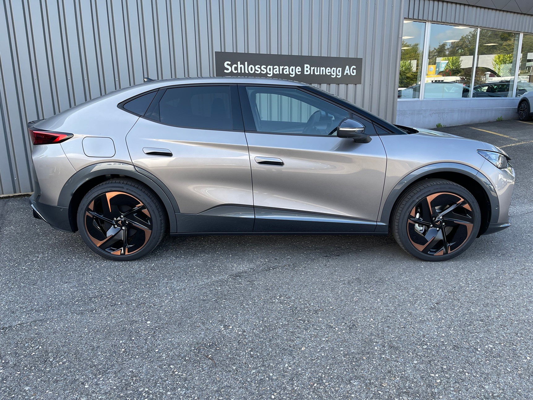 CUPRA Tavascan Type 9 77 kWh VZ Adrenaline-image-1