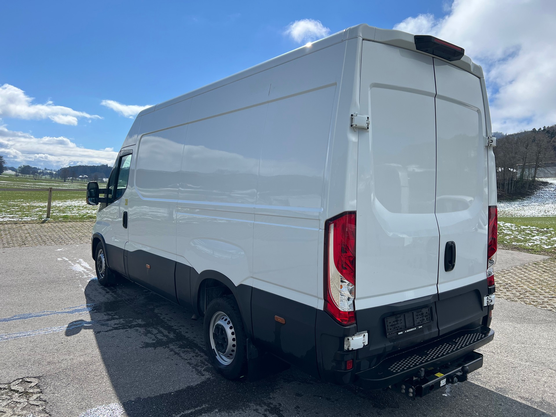 IVECO 35S14HA8V Fourgon 12m3 attelage 3.5t Clima-image-1