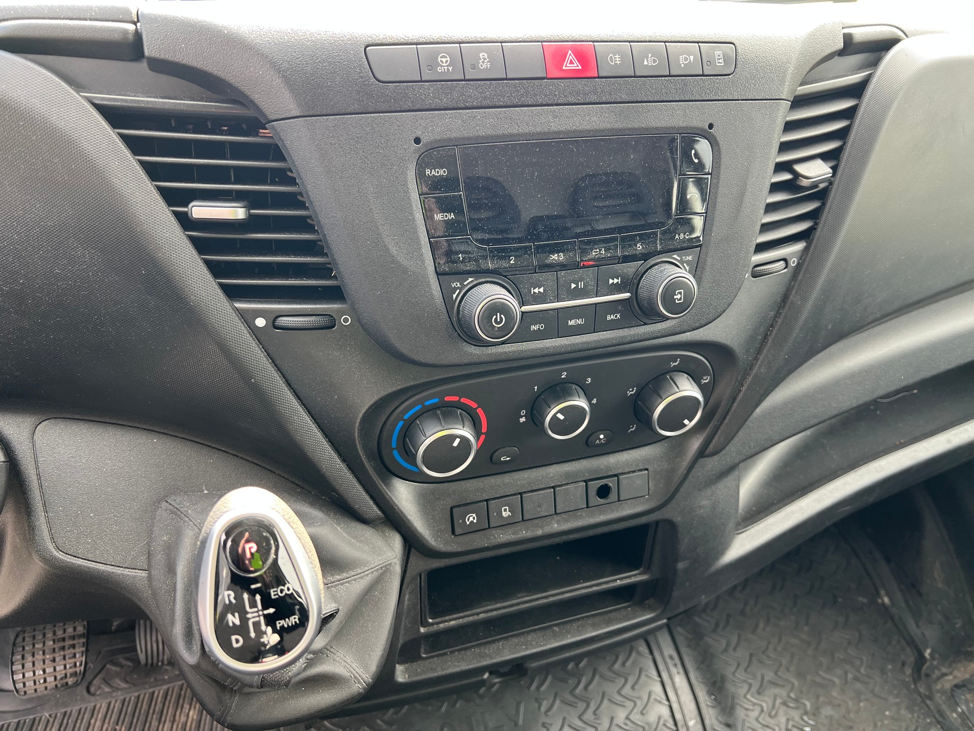 IVECO 35S14HA8V Fourgon 12m3 attelage 3.5t Clima-image-11