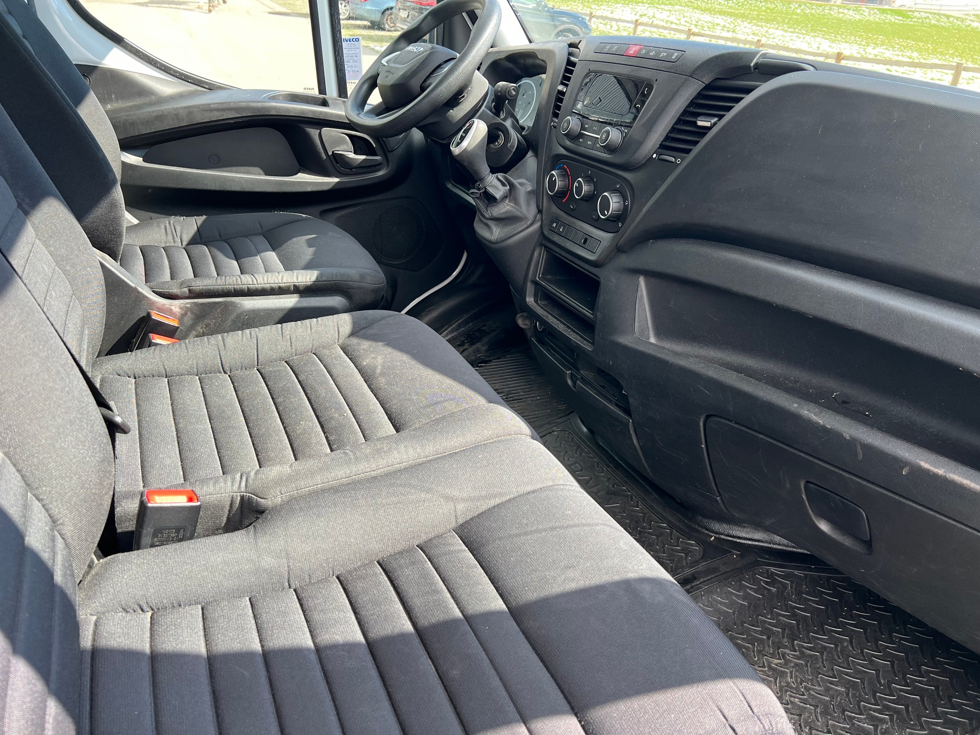 IVECO 35S14HA8V Fourgon 12m3 attelage 3.5t Clima-image-9