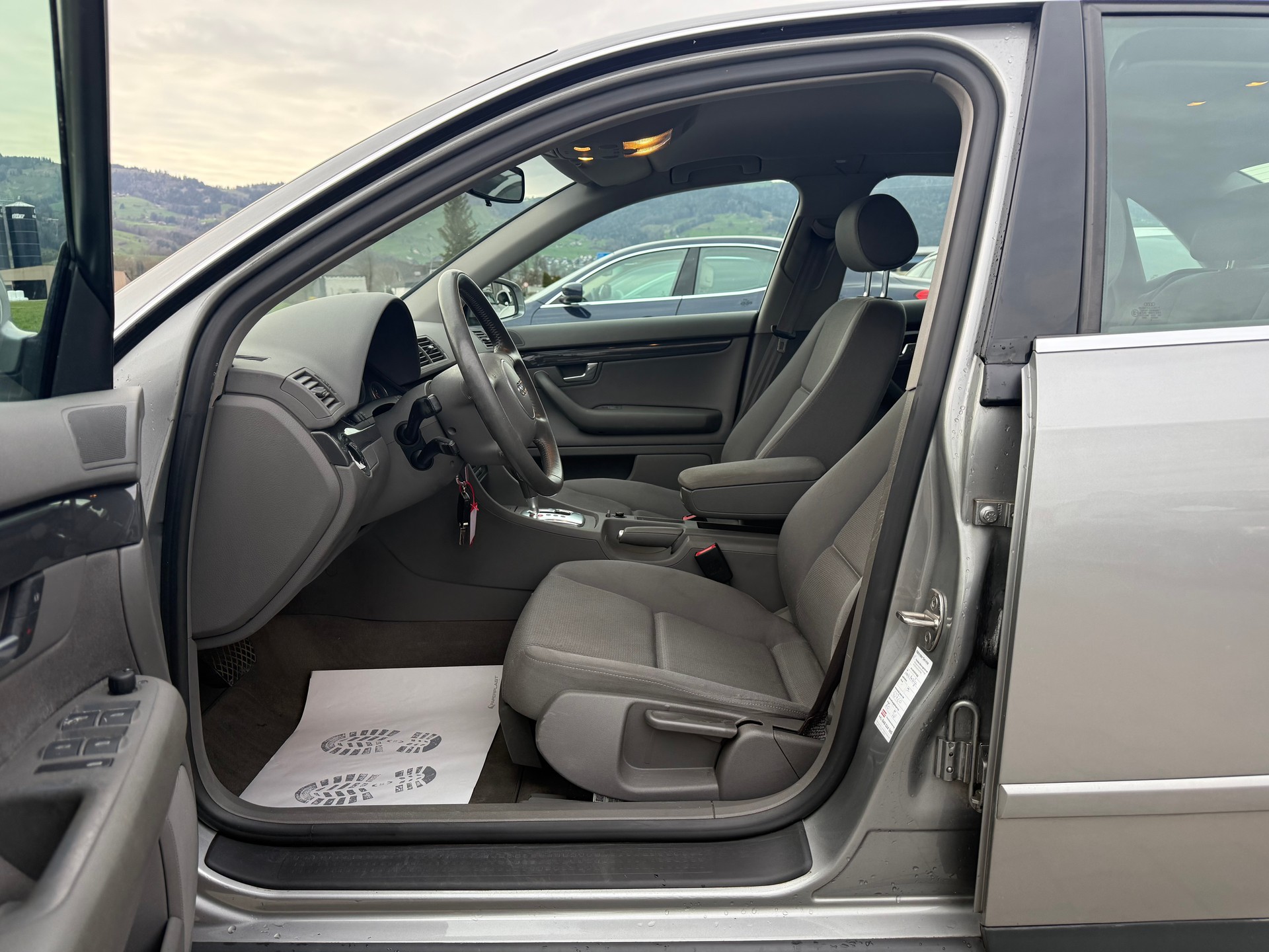 AUDI A4 2.4 V6-image-8