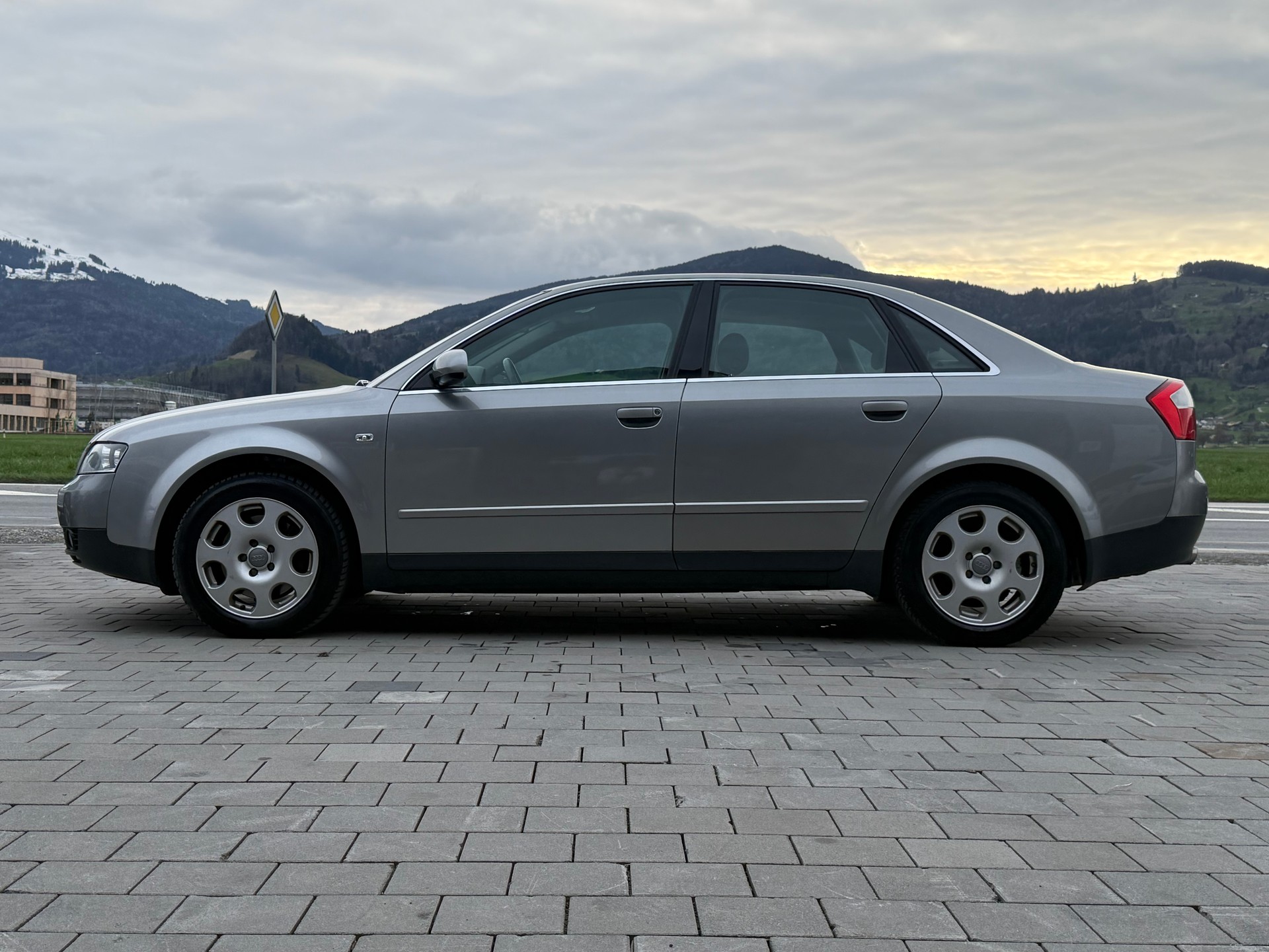 AUDI A4 2.4 V6-image-3