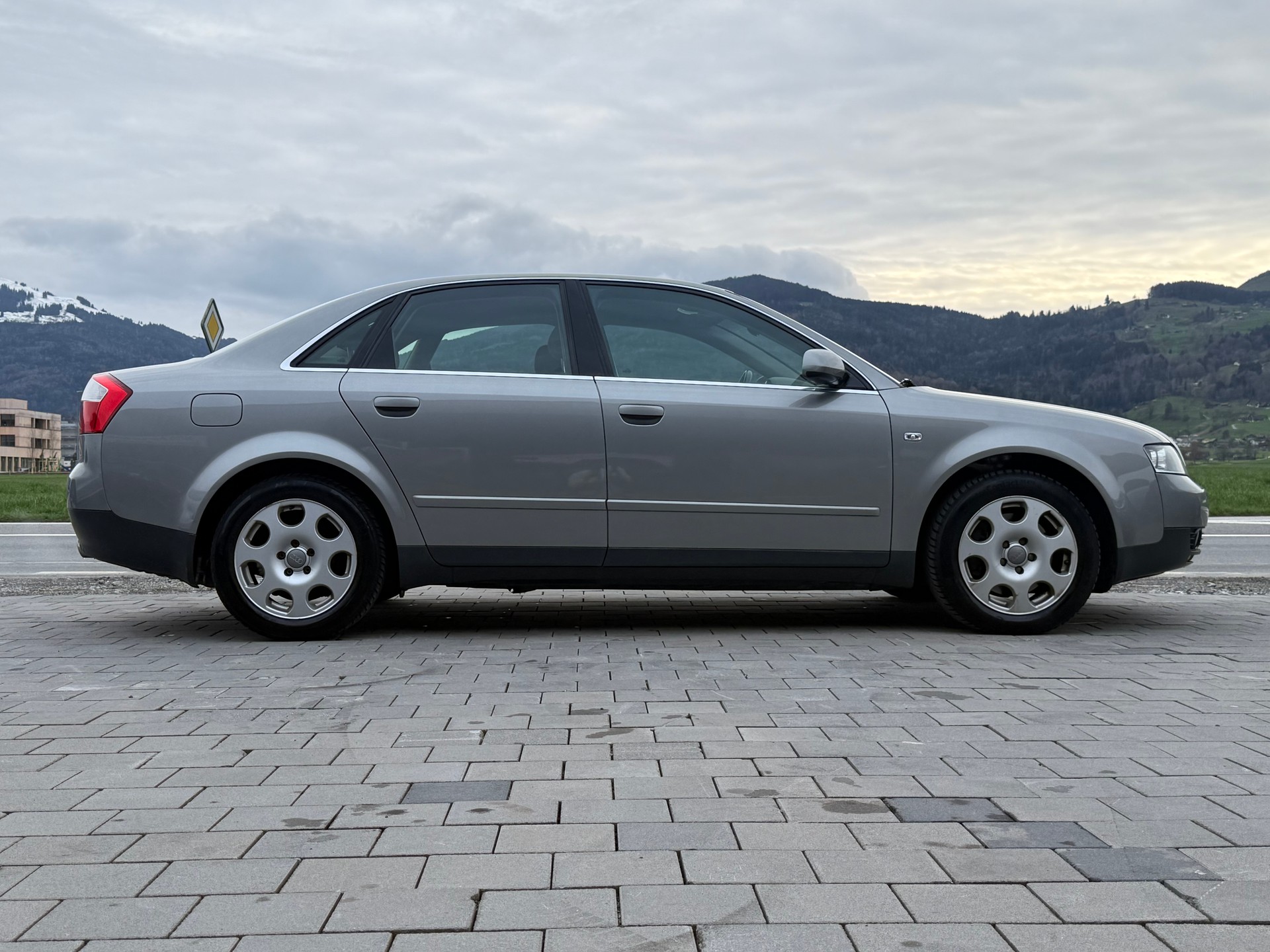 AUDI A4 2.4 V6-image-4