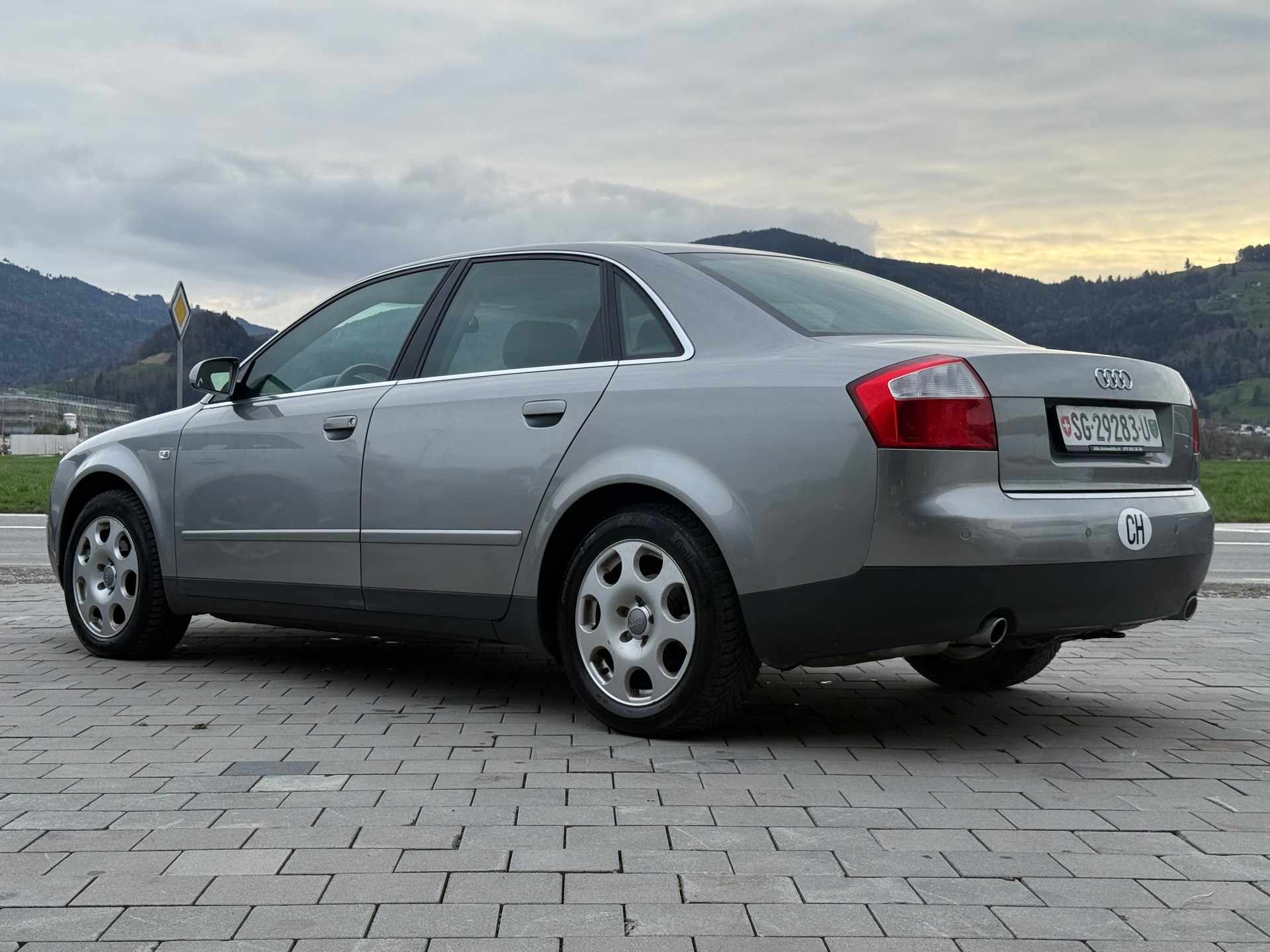 AUDI A4 2.4 V6-image-7