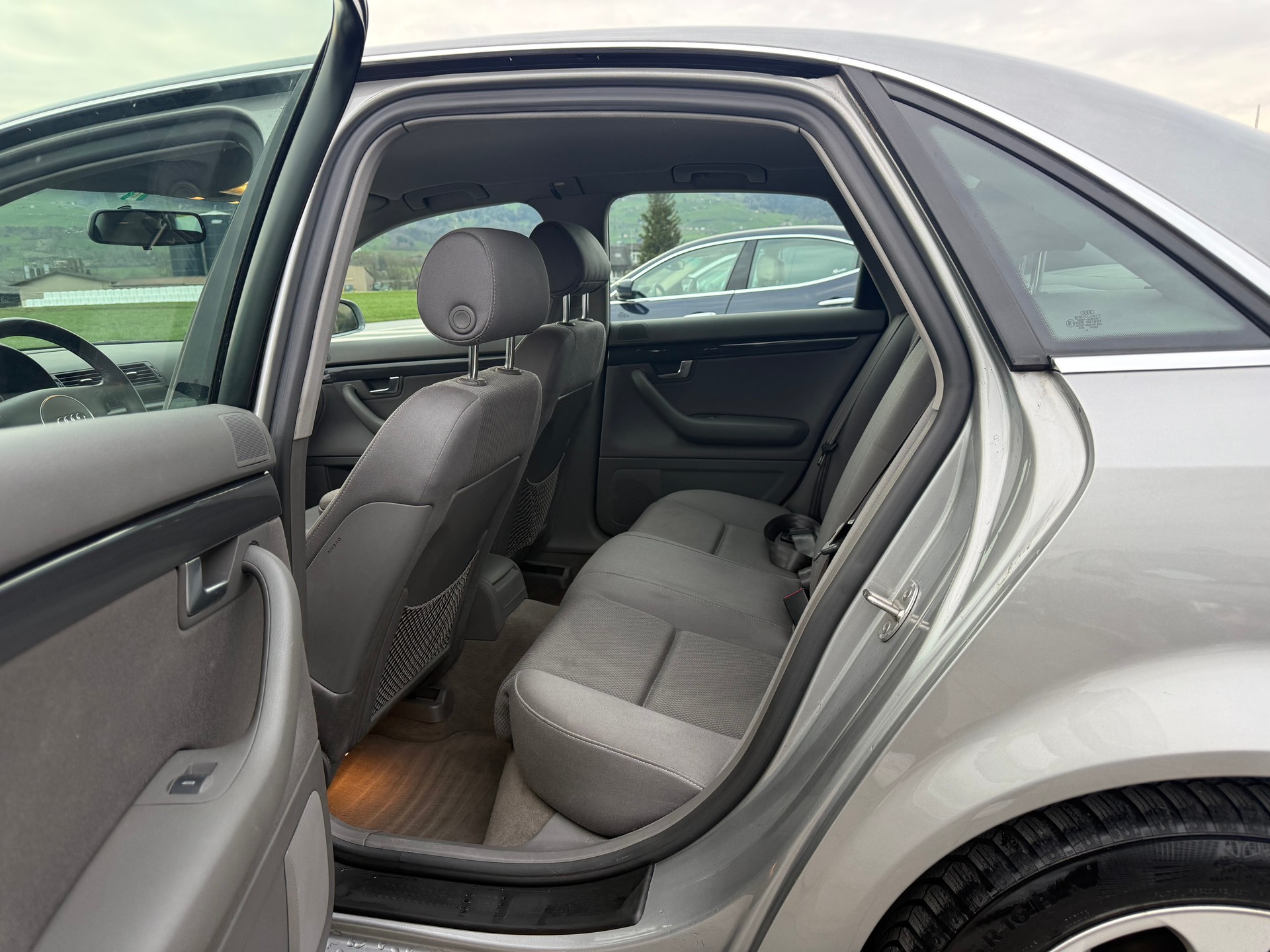 AUDI A4 2.4 V6-image-10