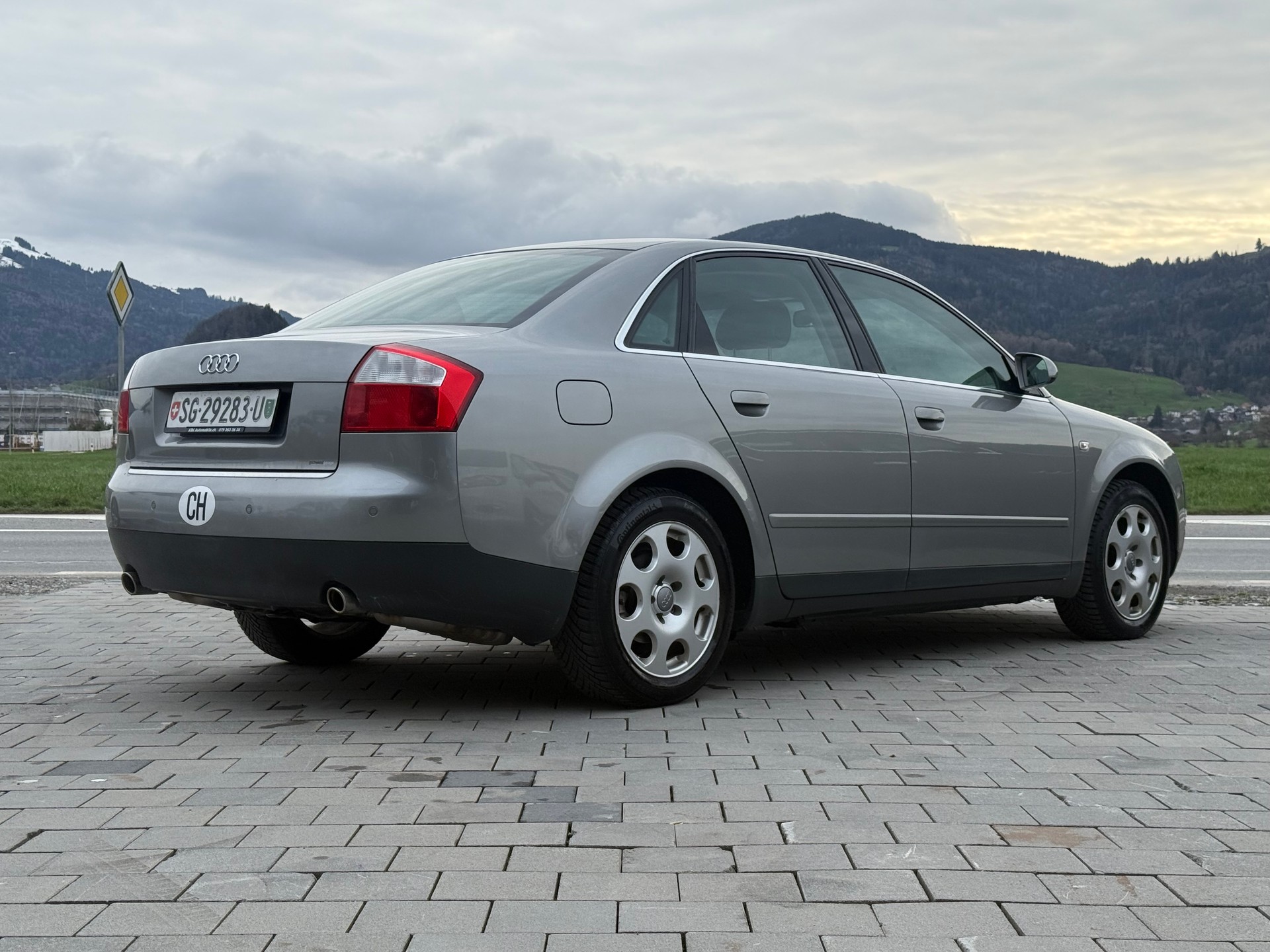 AUDI A4 2.4 V6-image-5